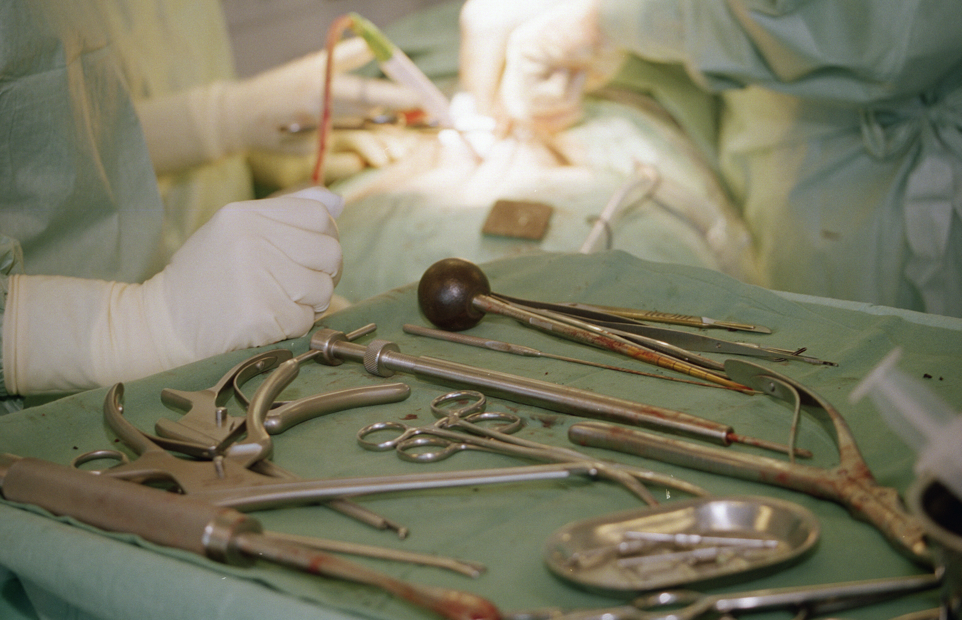 bildet viser kirurgiske iinstrumente