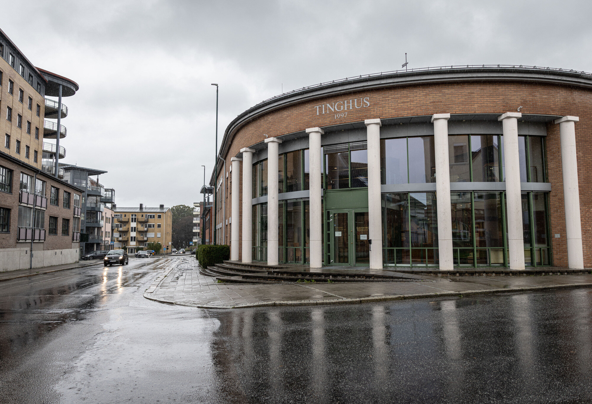 Bildet viser tinghuset i Sarpsborg.