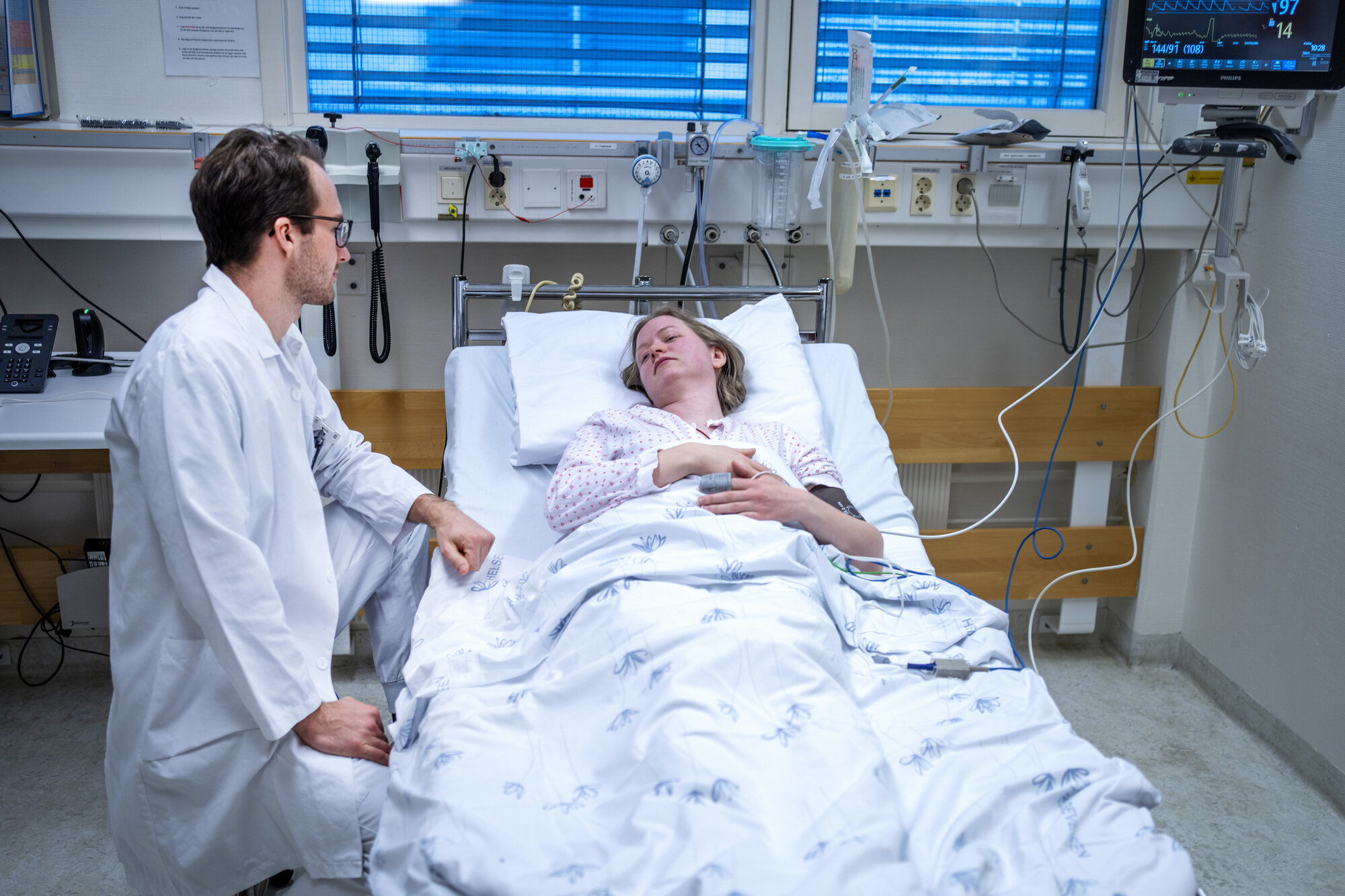 Bildet viser en lege og en pasient.