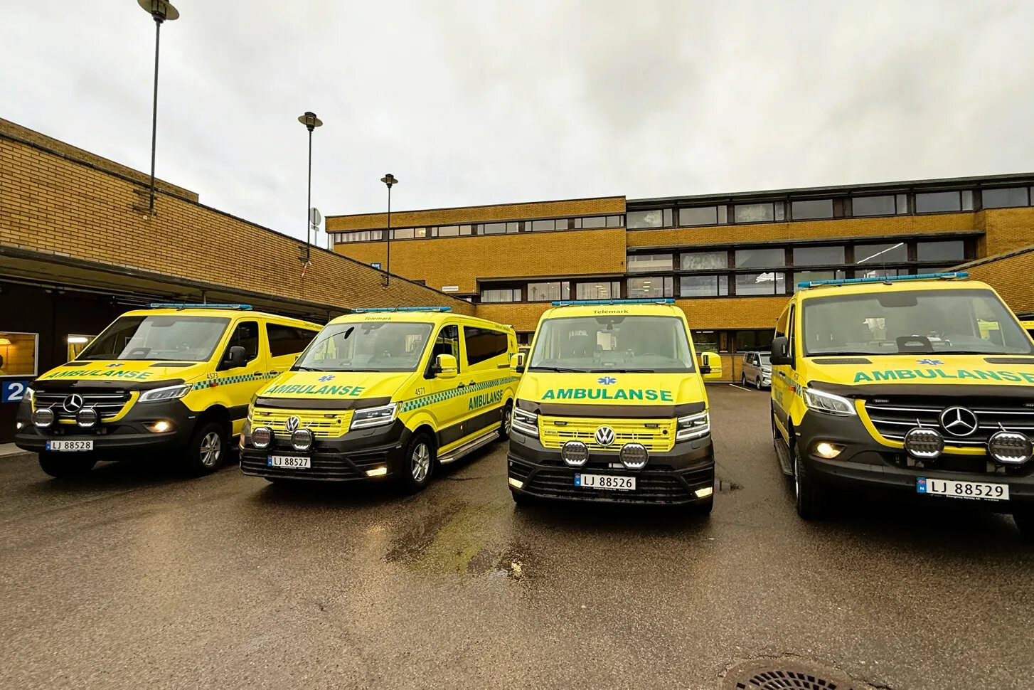 bilde av de nye ambulansene