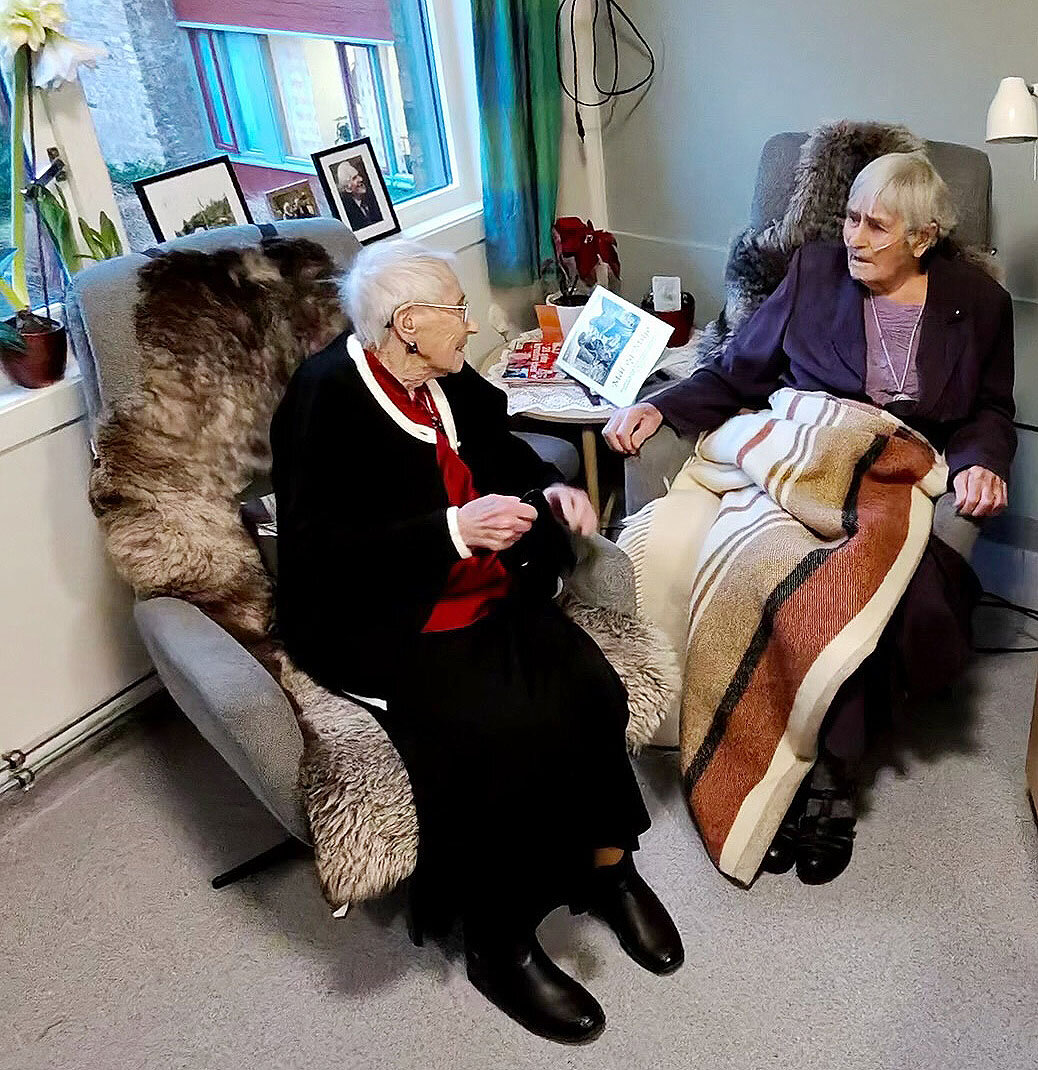 bilde av marta dortea møllerup bernssen og søsteren Brynhild i samtale