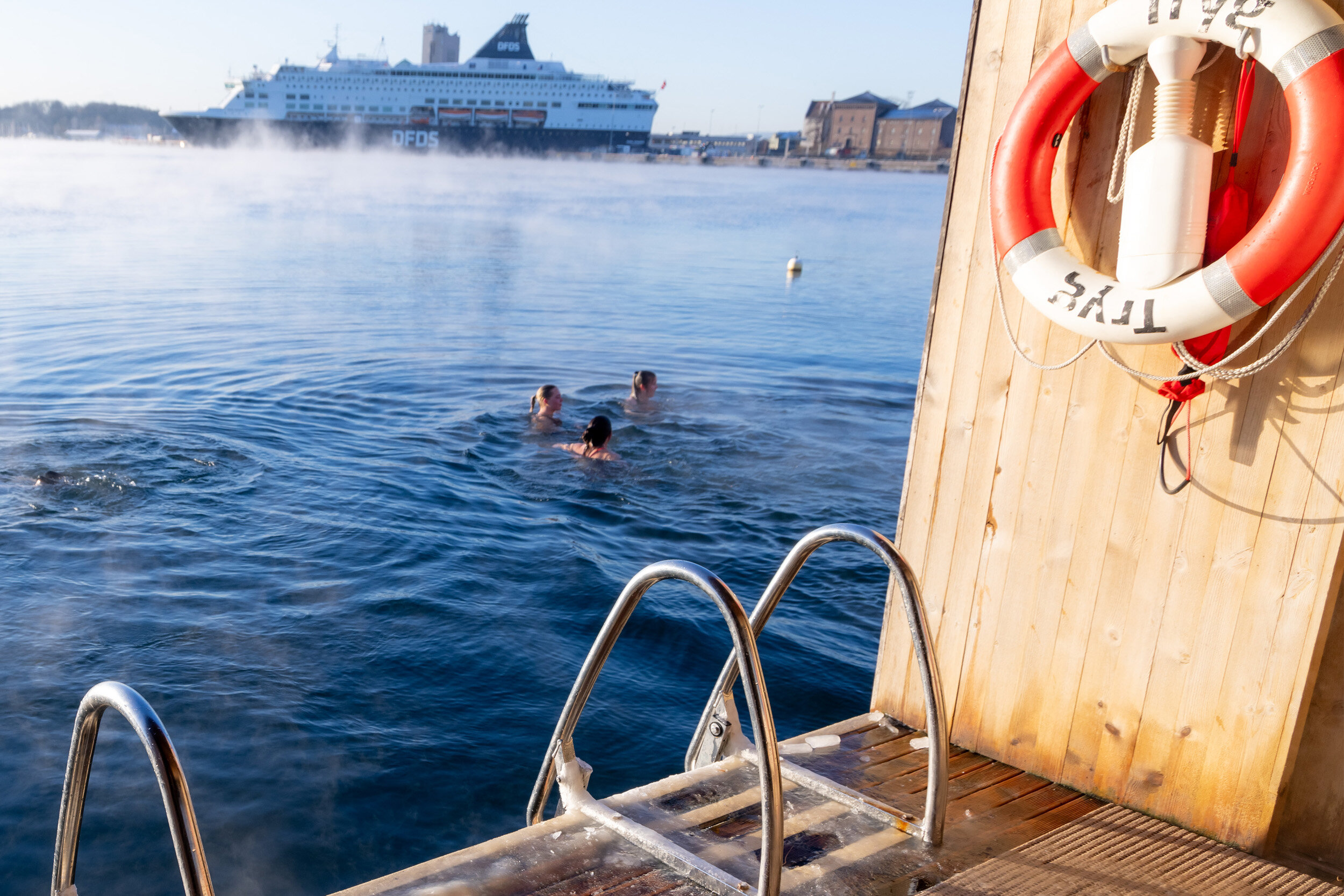 Bilde viser mennesker i sjøen som bader