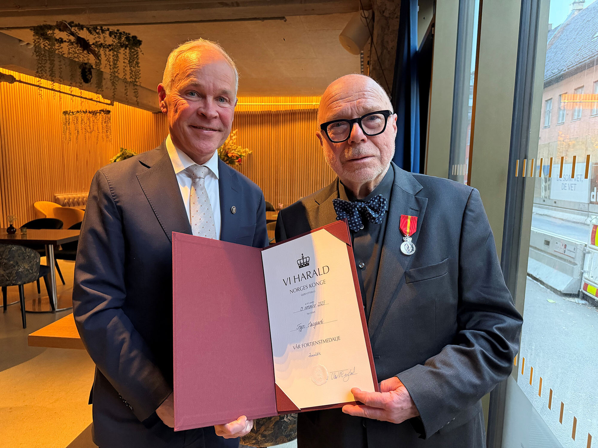 Bildet viser Trygve Aasgaard sammen med statsforvalter Jan Tore Sanner.