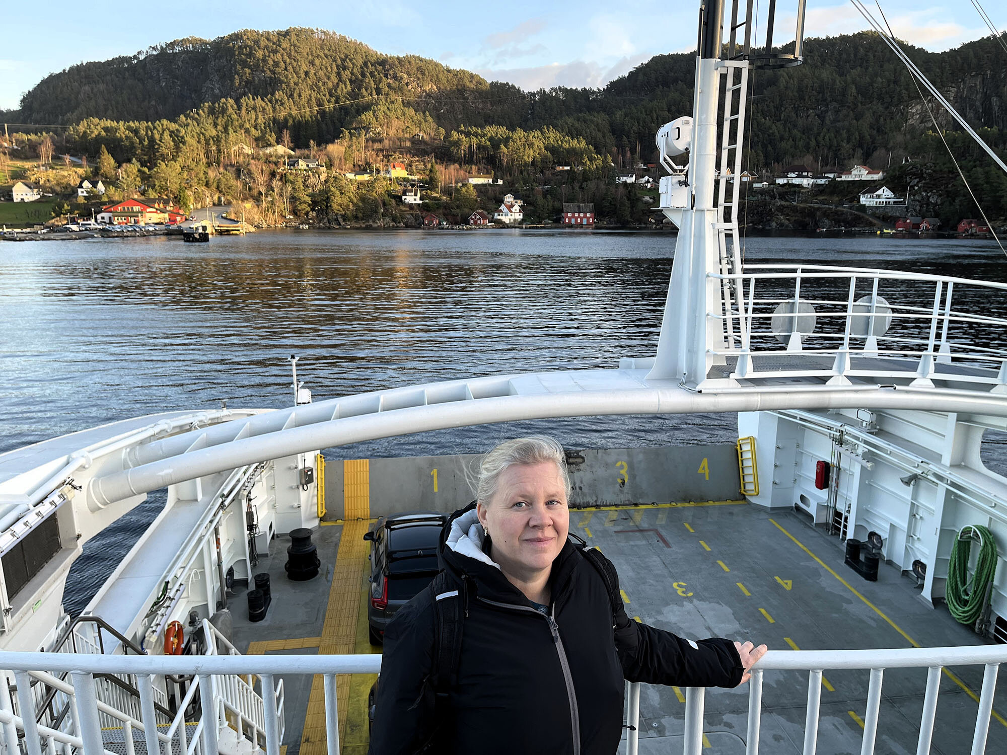 Ofte må hjemmesykepleien i Finnøy ty til ferje for å nå brukere på hytter. Her er sykepleier og tillitsvalgt Ingeborg Bø Rolfsen på vei til øya Ombo.