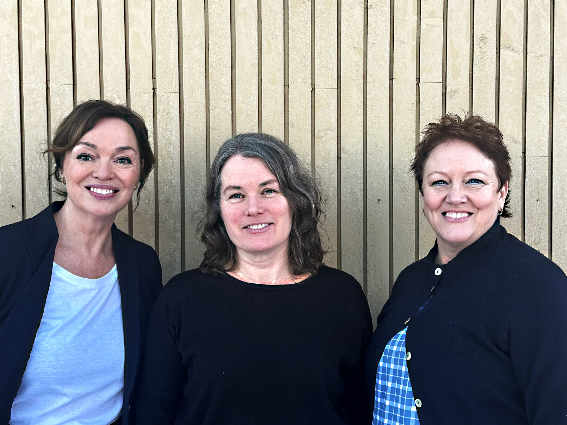 Sykepleier Tone Andersen-Hollekim (t. v.), intensivsykepleier Kari Dahl og traumekoordinator Ulrika Eriksson har unders&oslash;kt hvordan KITS2-kurset p&aring;virker intensivsykepleieres praksis. 