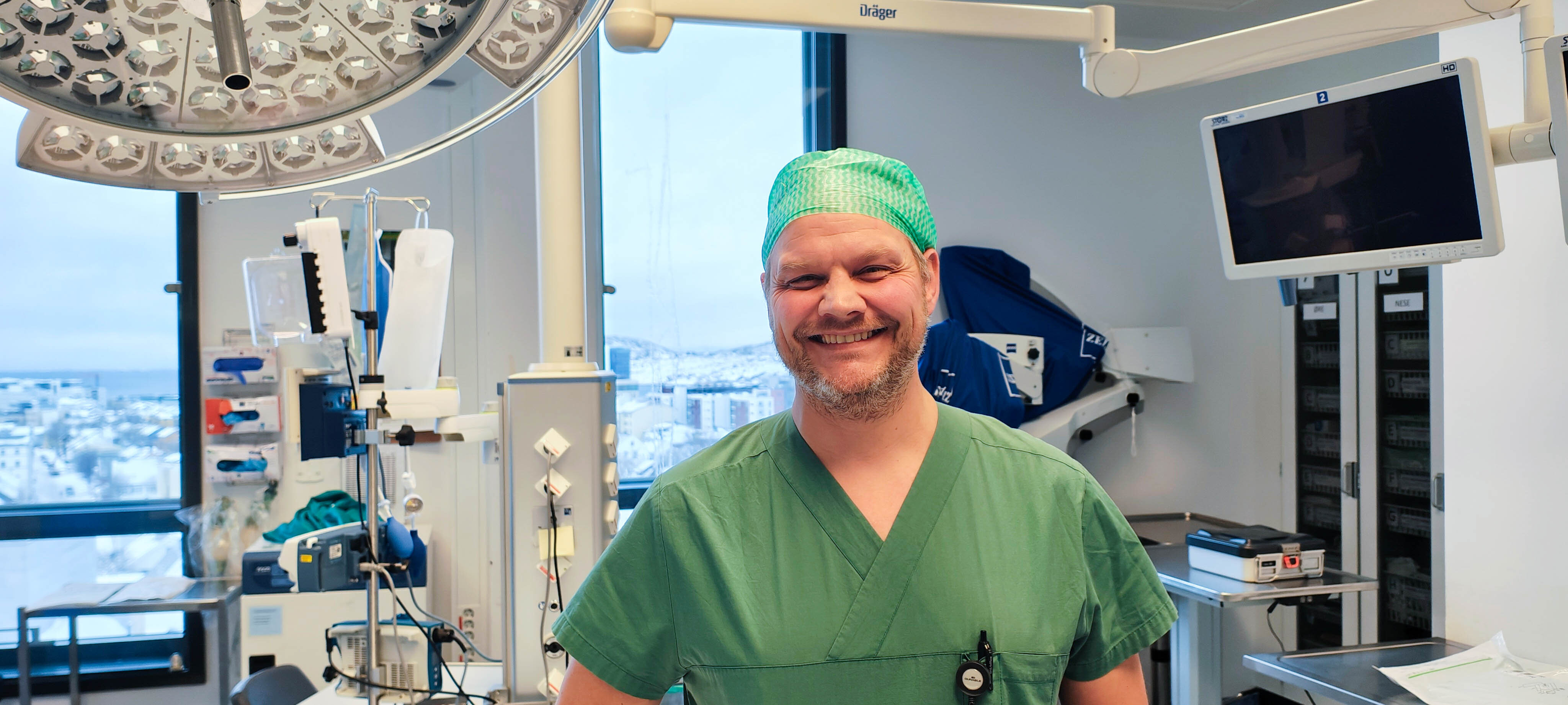 Bildet viser Eirik Laksosnes inne på en operasjonsstue.