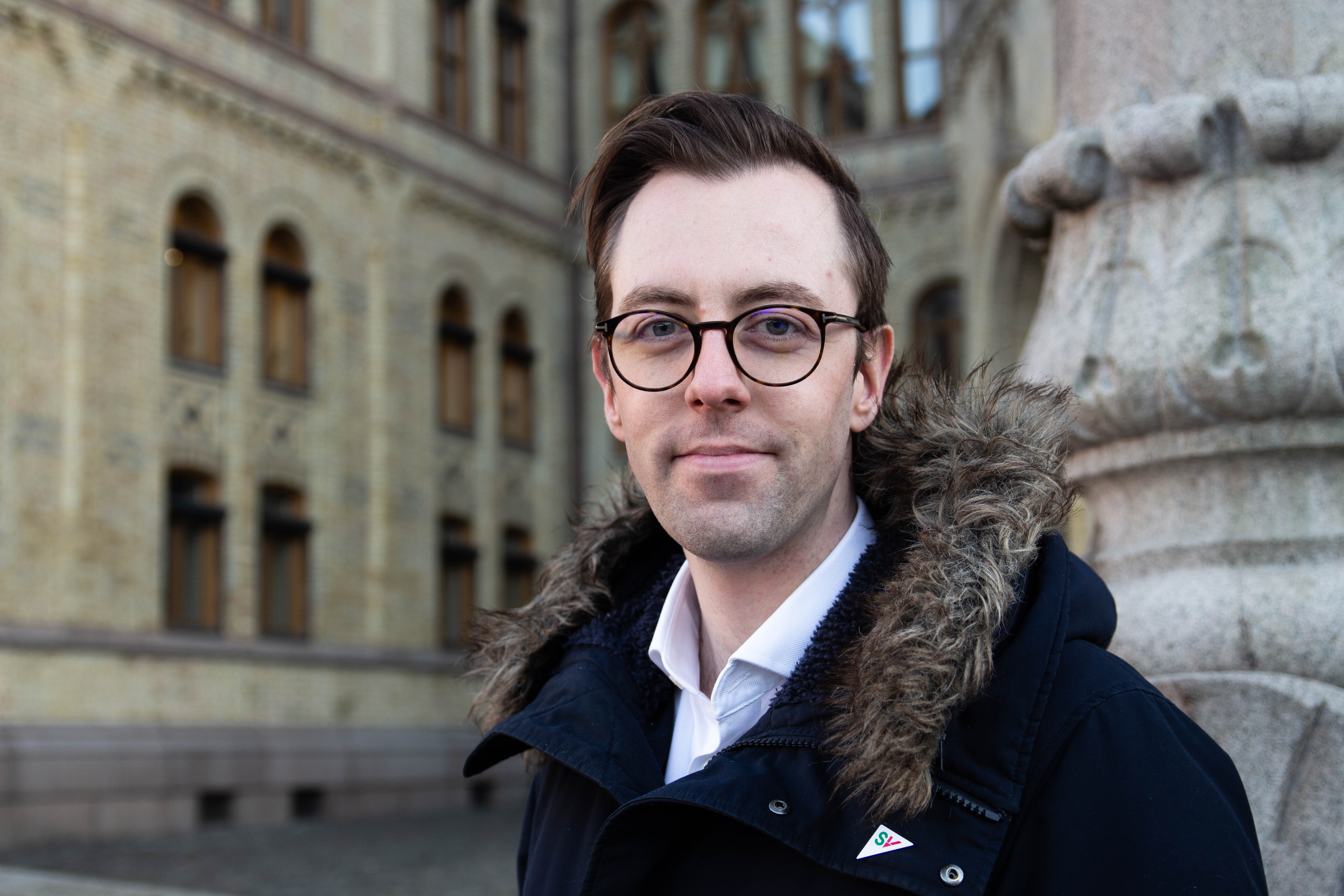 Bildet viser Nicholas Wilkinson foran Stortinget.