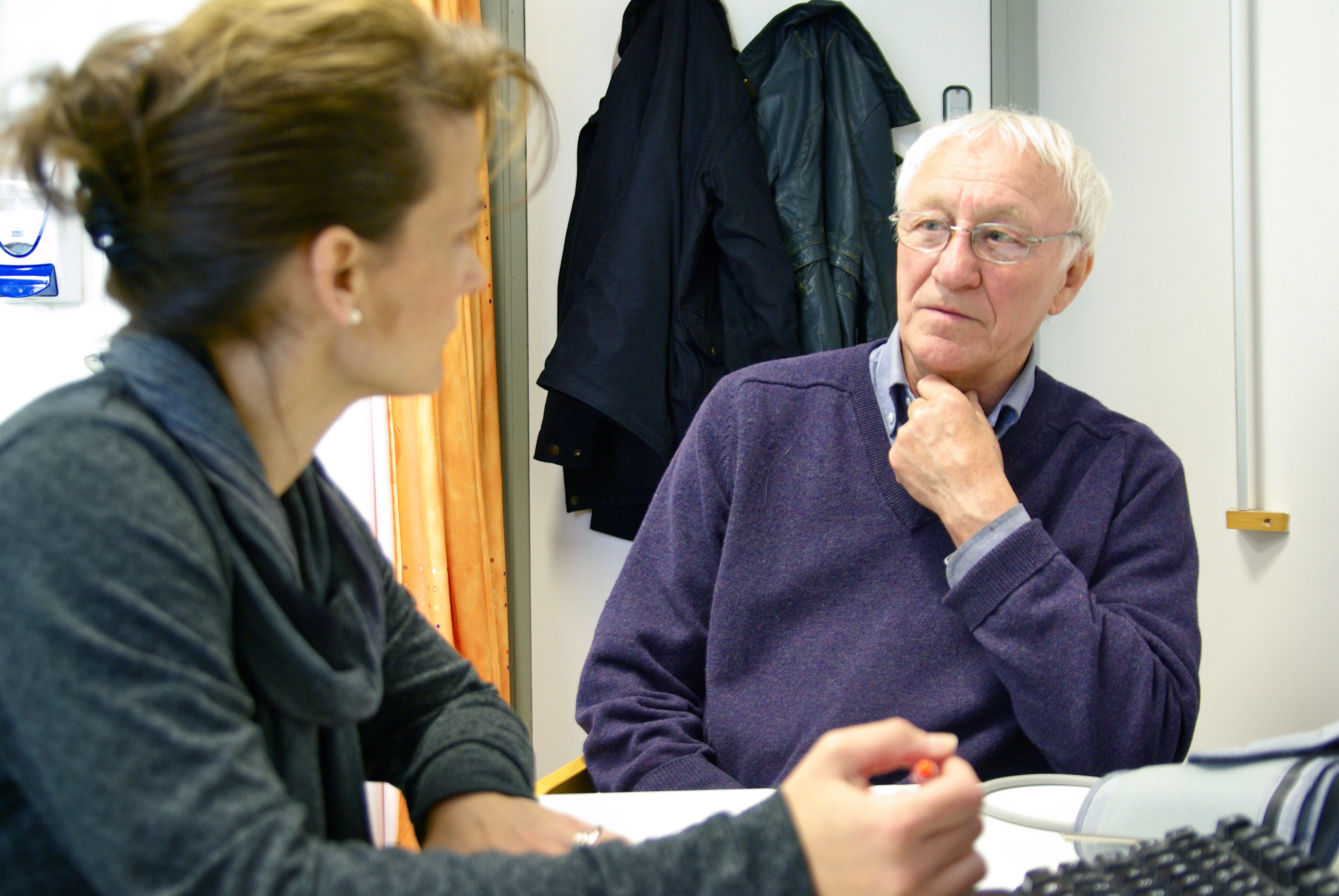 Bildet viser sykepleier Siw Lock med pasient