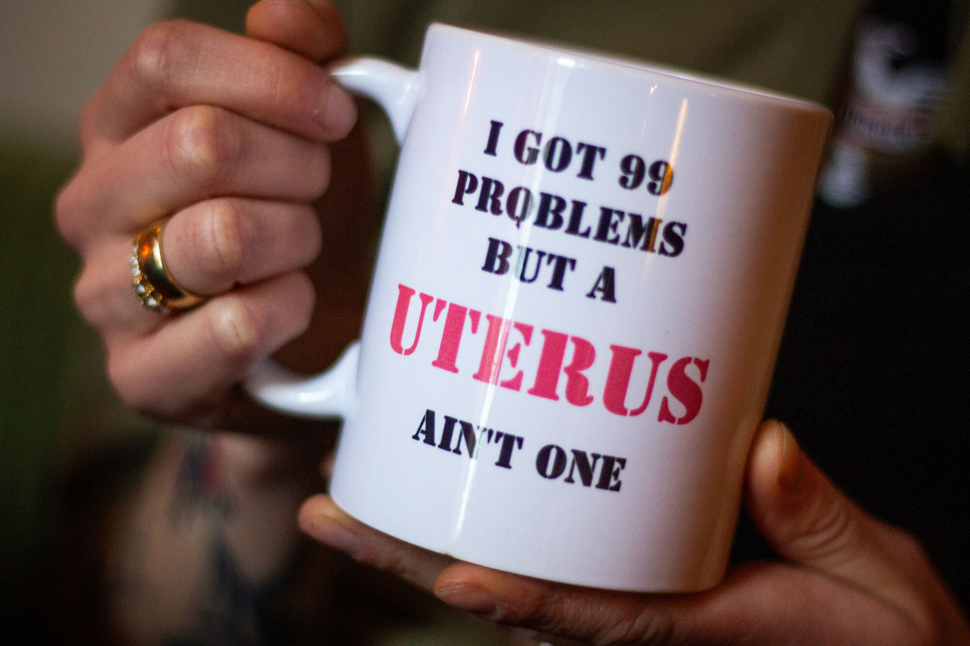 Bildet viser en kopp med påskrift om livmor.