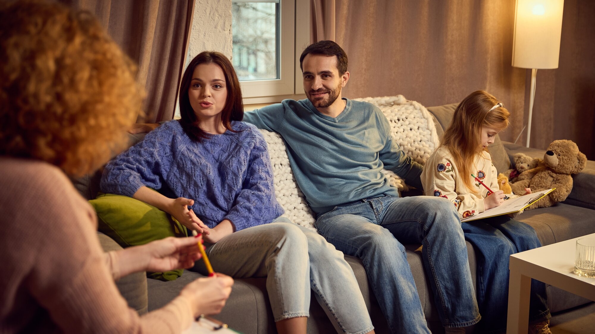 Bildet viser en barnekoordinator som snakker med en familie