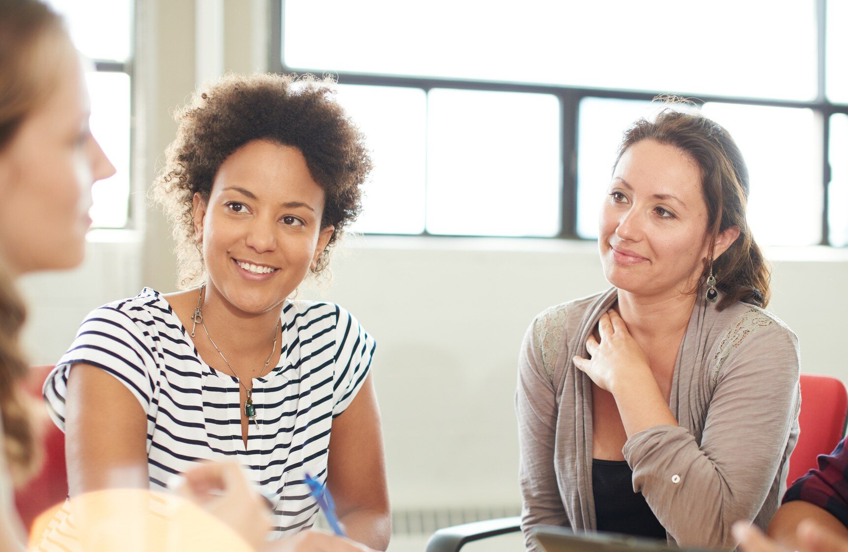 Bildet viser et møte mellom tre personer
