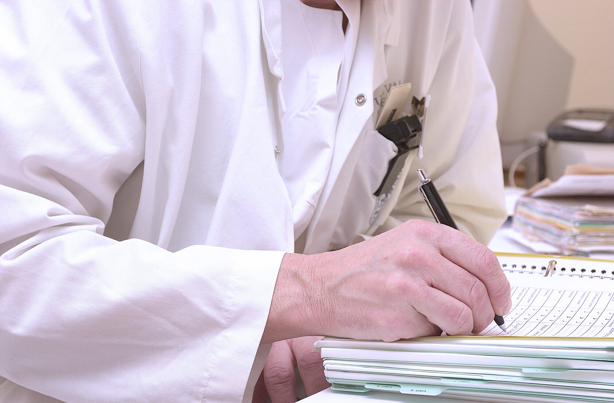 Bilde viser lege som skriver journal