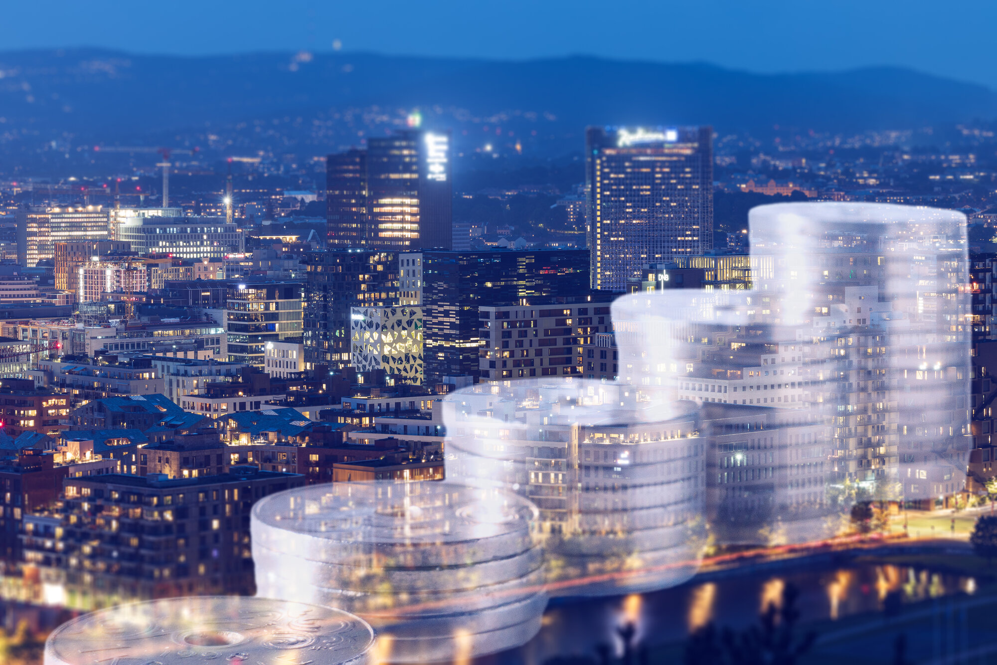 Bildet viser et oversiktsbilde av Oslo med grafikk av mynter i stabler