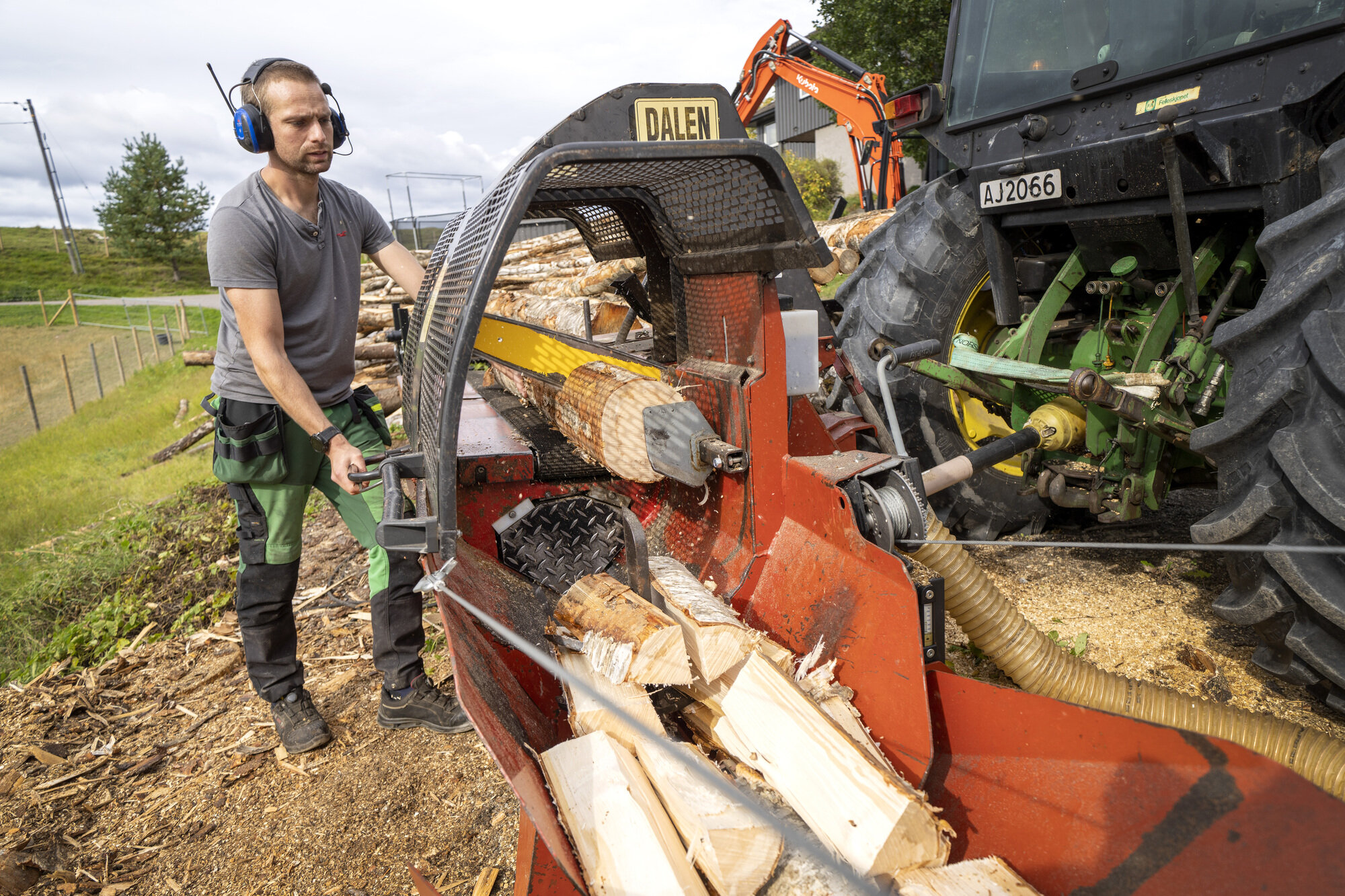 Bildet viser en person som jobber med ved.