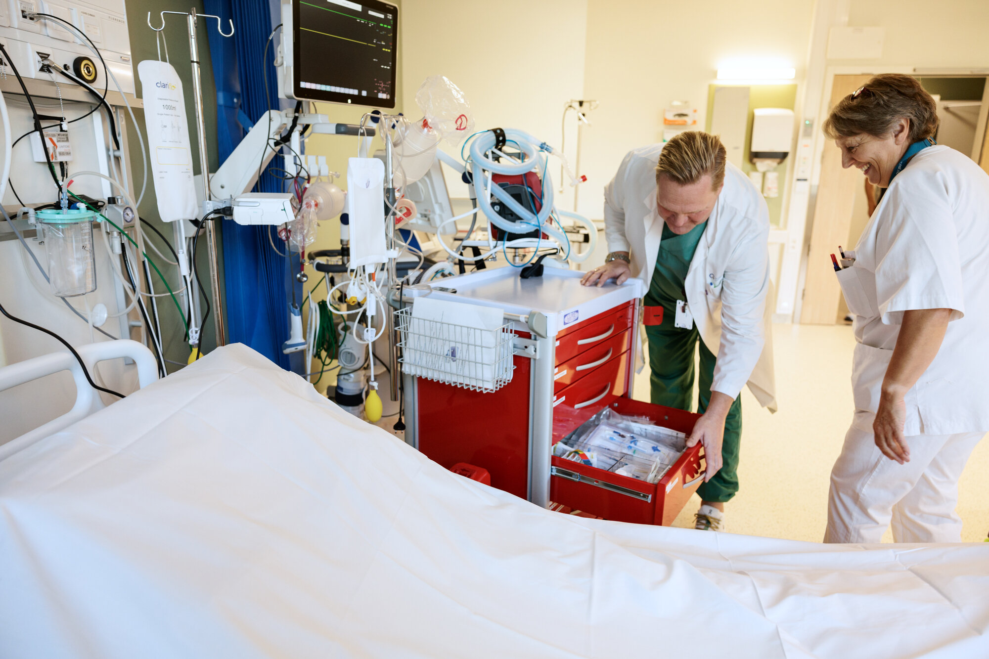 Lege og sykepleier gjør klar et akuttrom for en pasient på Radiumhospitalet.