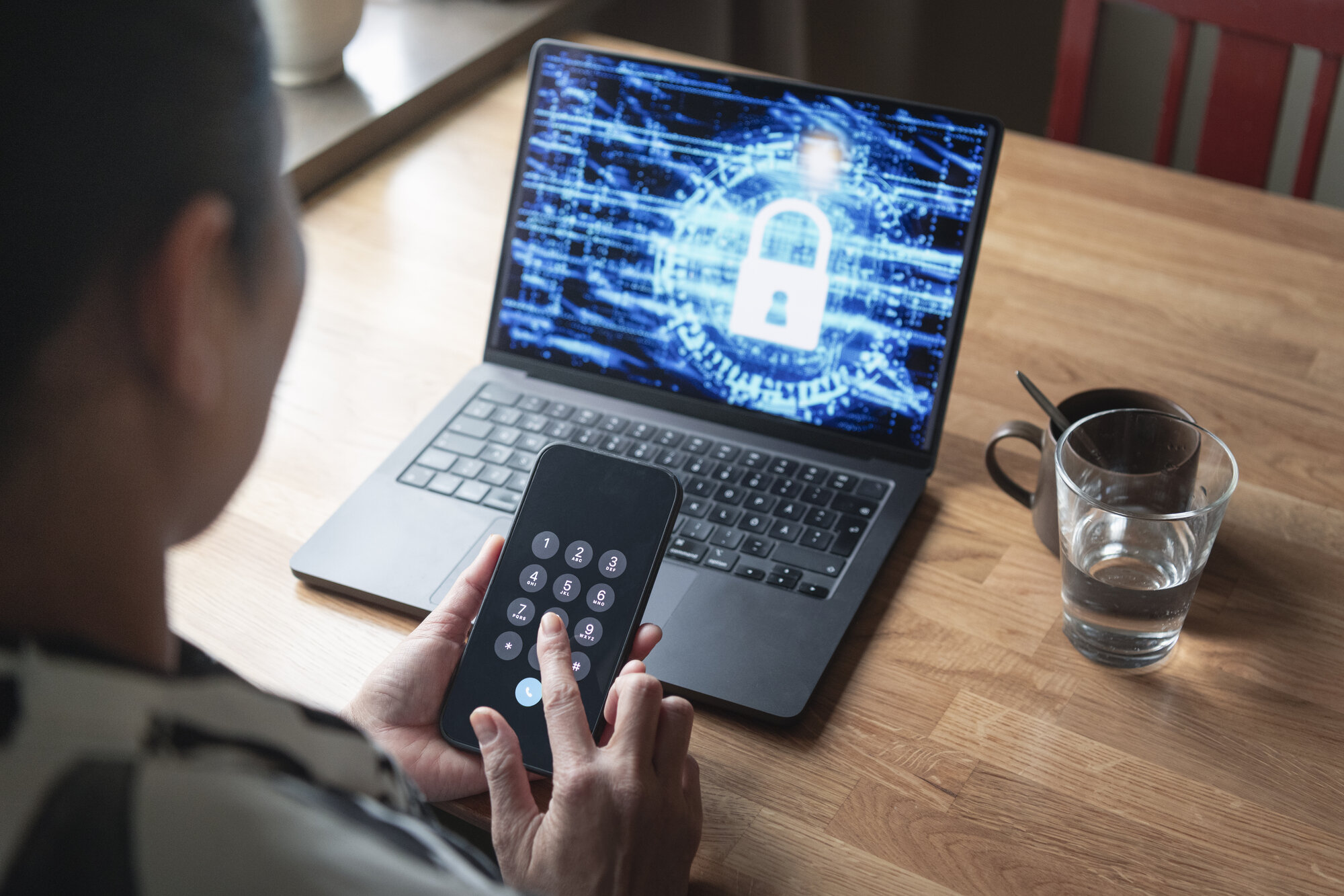 Bilde av sykepleier foran pc