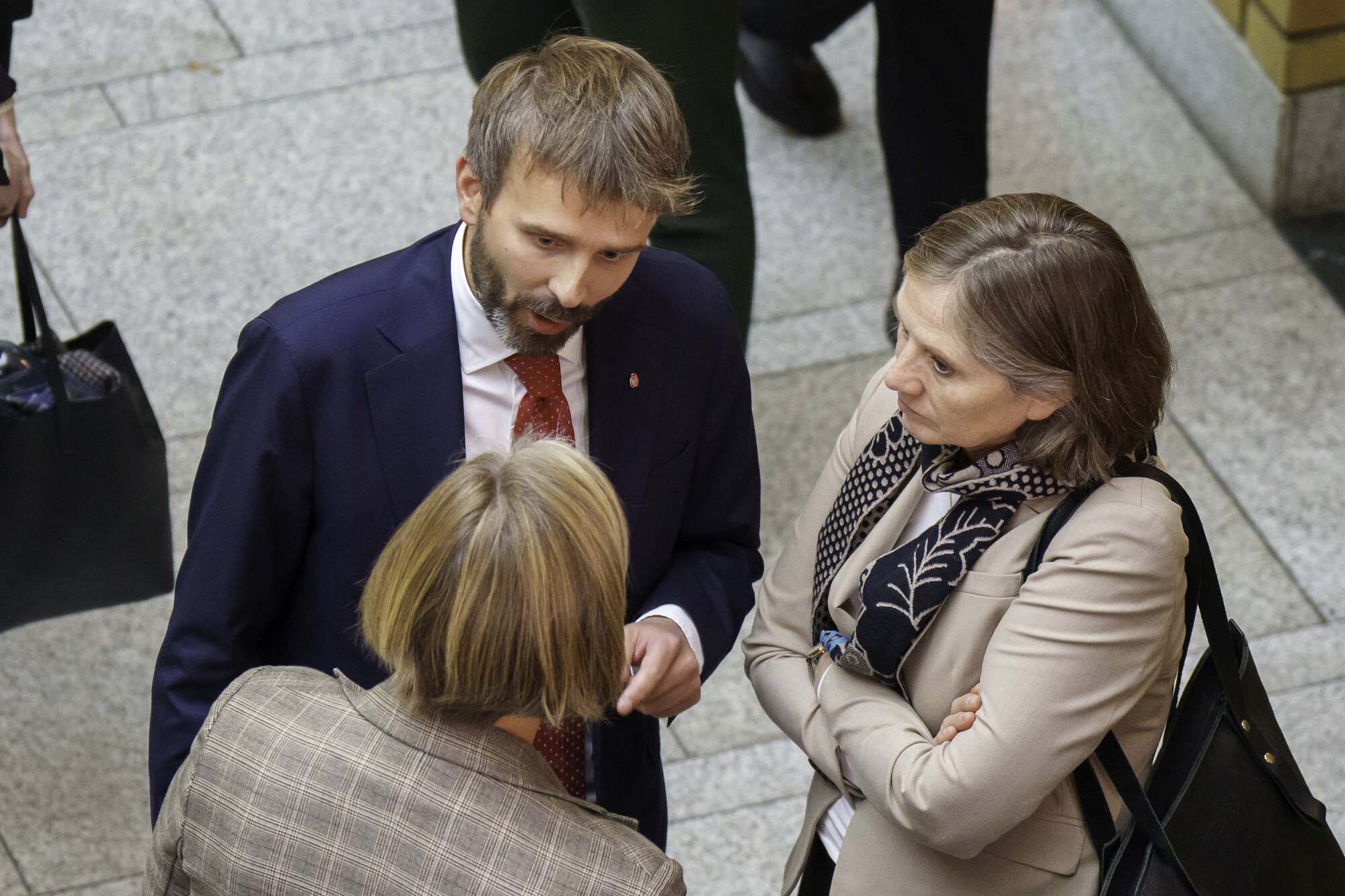 Bildet viser Jan Christian Vestre sammen med Kjersti Toppe på Stortinget.
