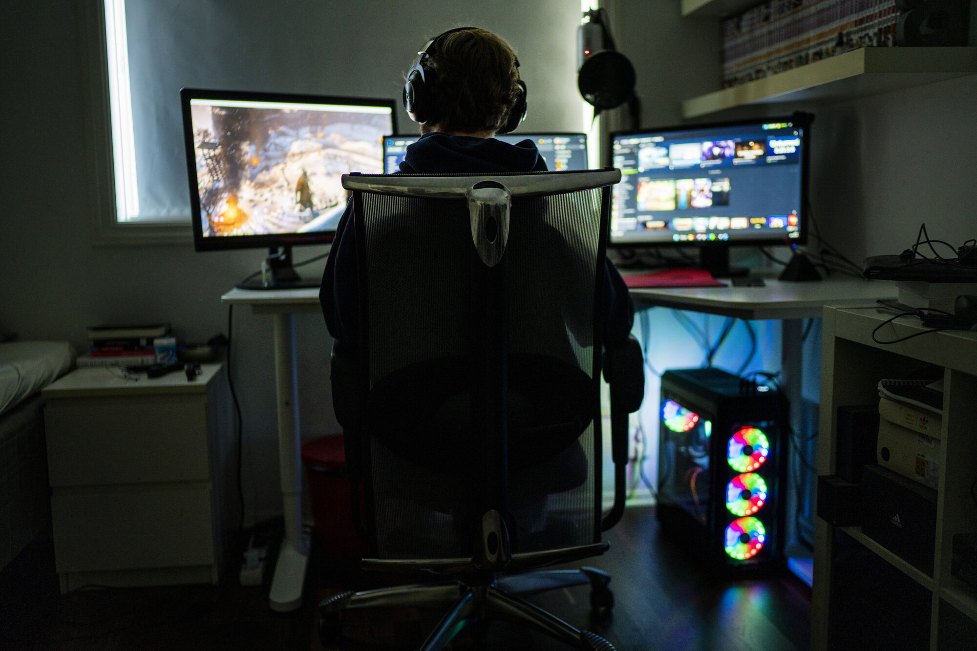 Bildet viser en gutt som gamer alene p&aring; gutterommet.