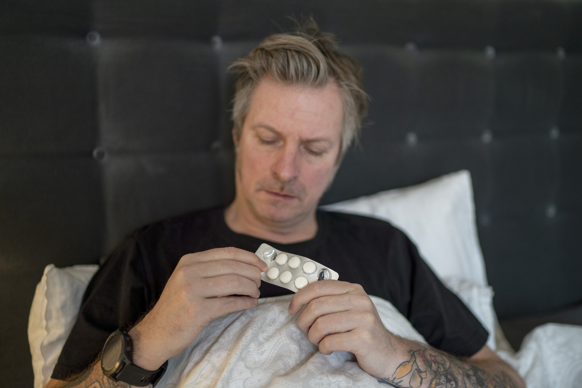 Bilde av mann som tar piller