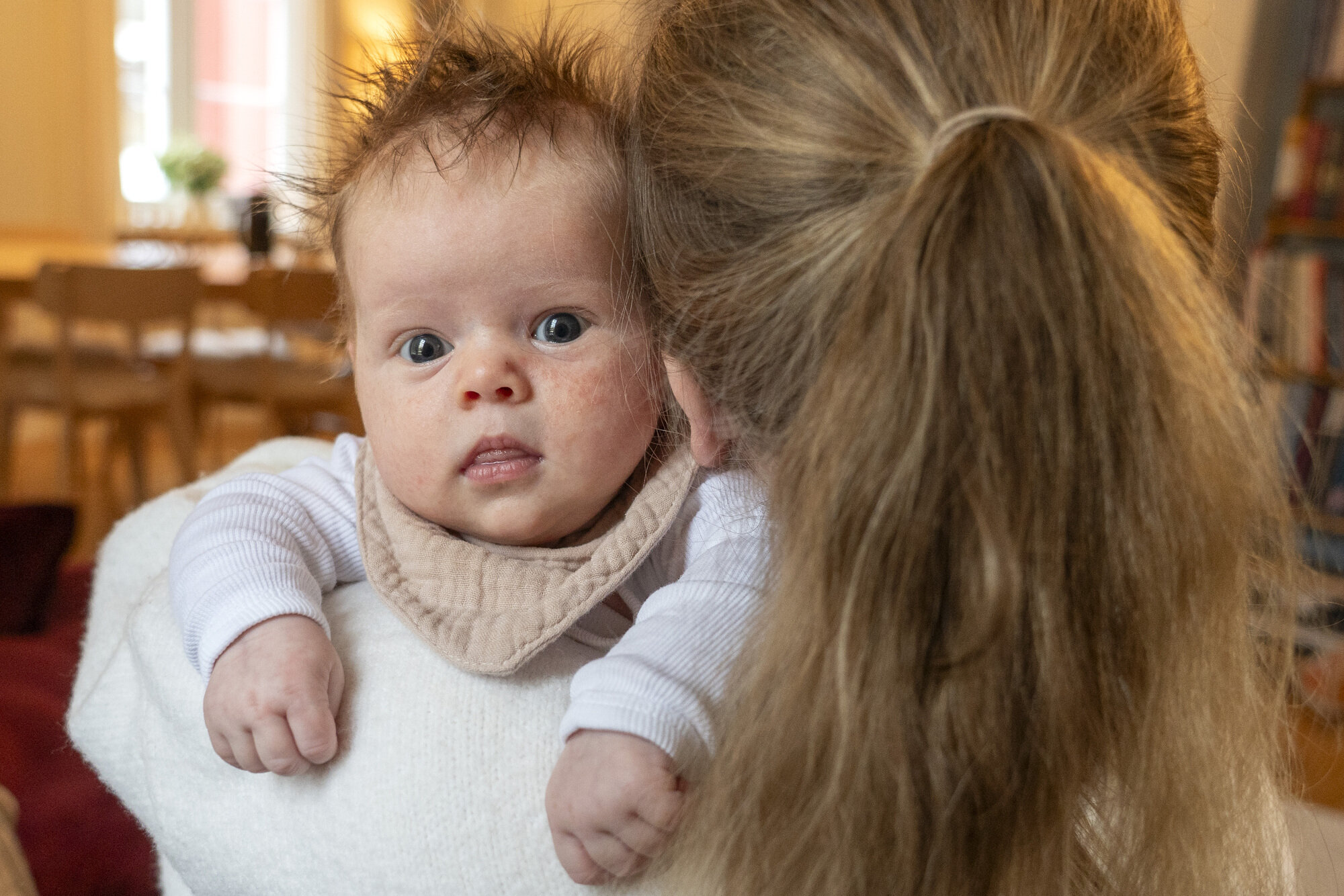 Bildet viser et spedbarn og mor.