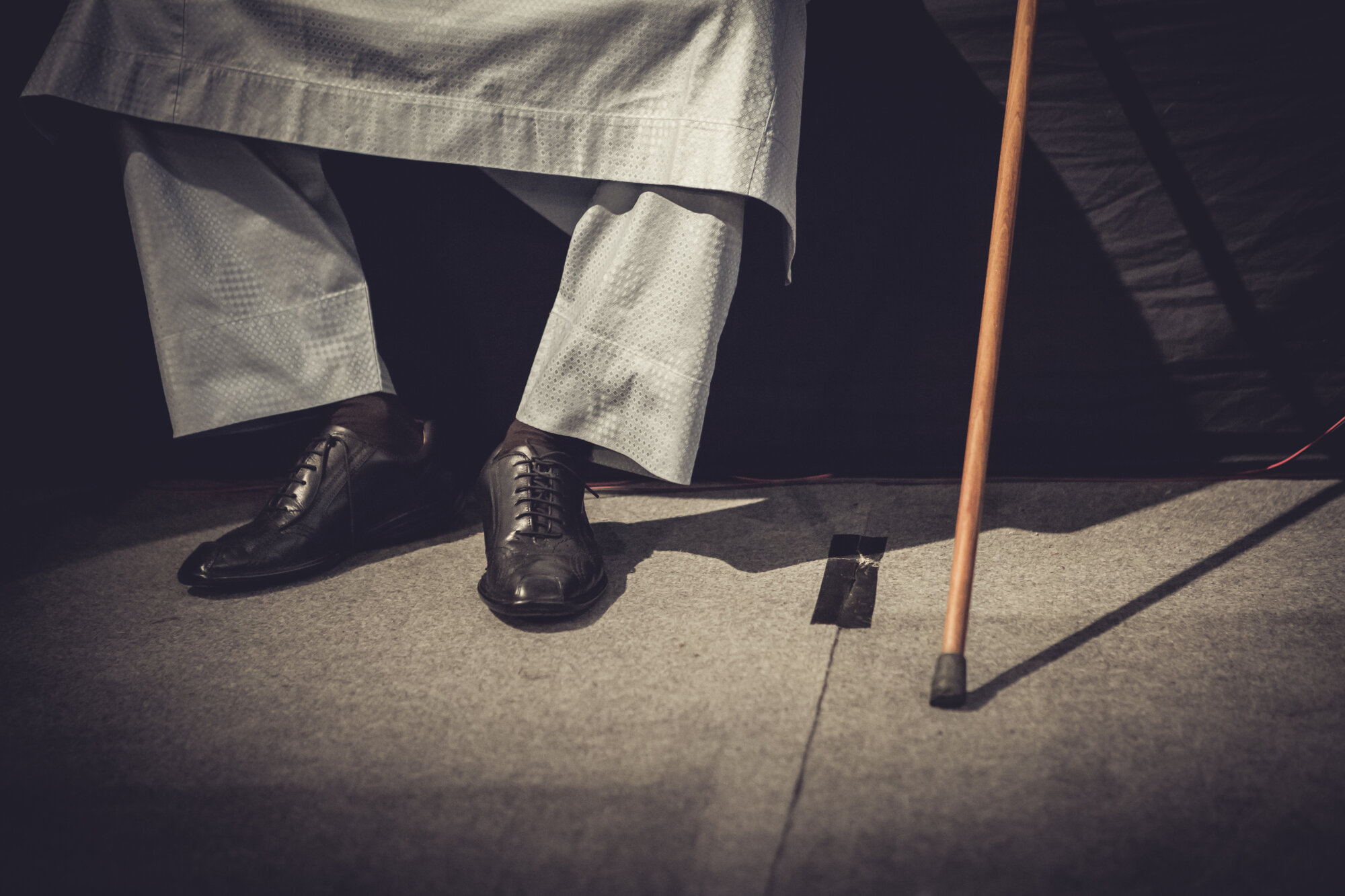 Bilde av person med stokk