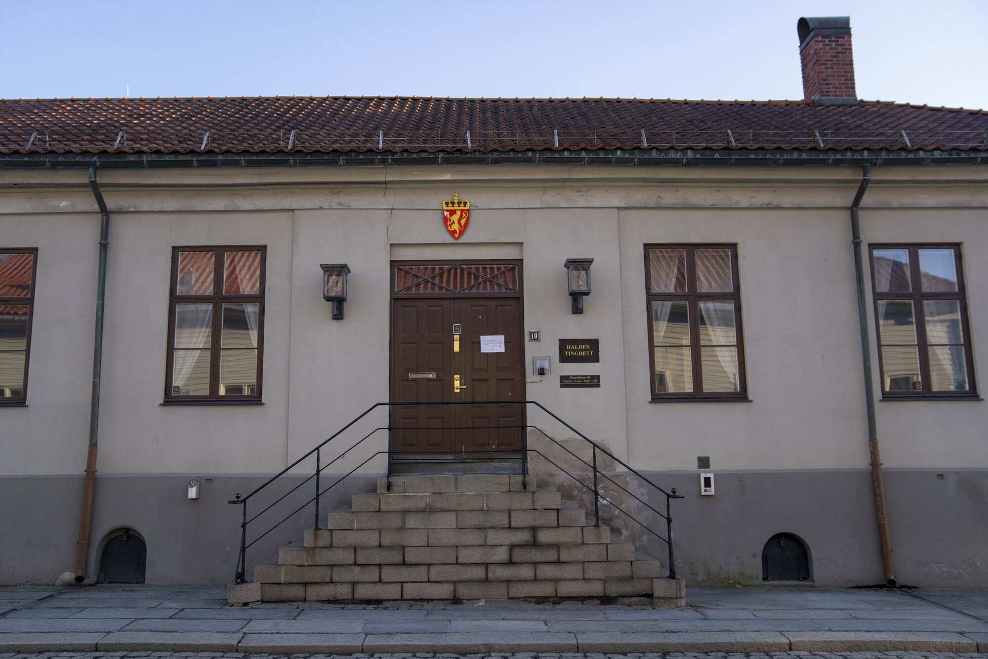 Bildet viser tinghuset i Halden.