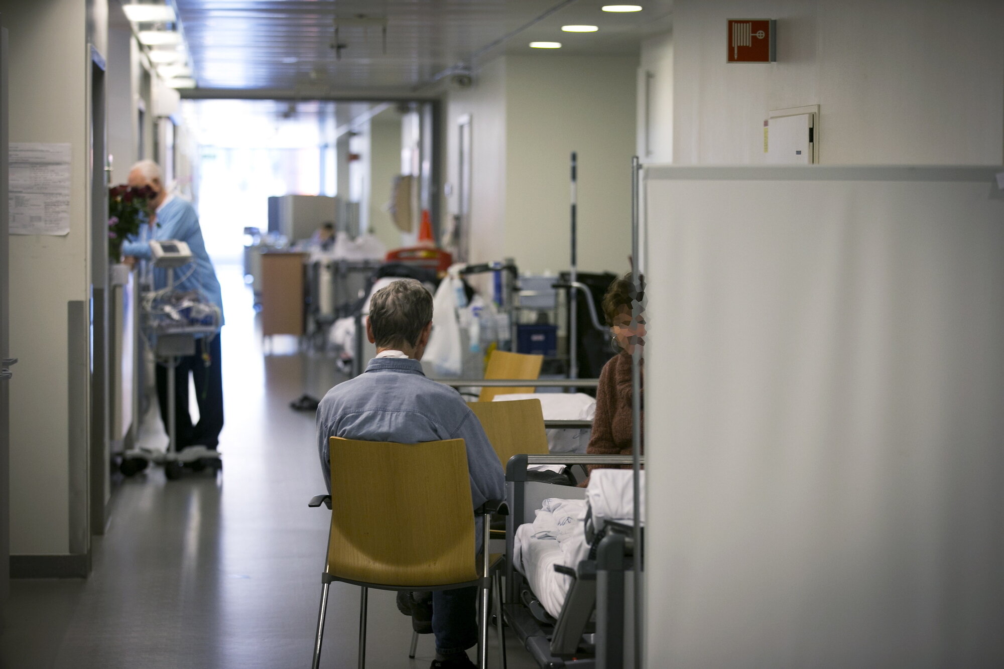 Bilde viser pasienter ute i en sykehuskorridor