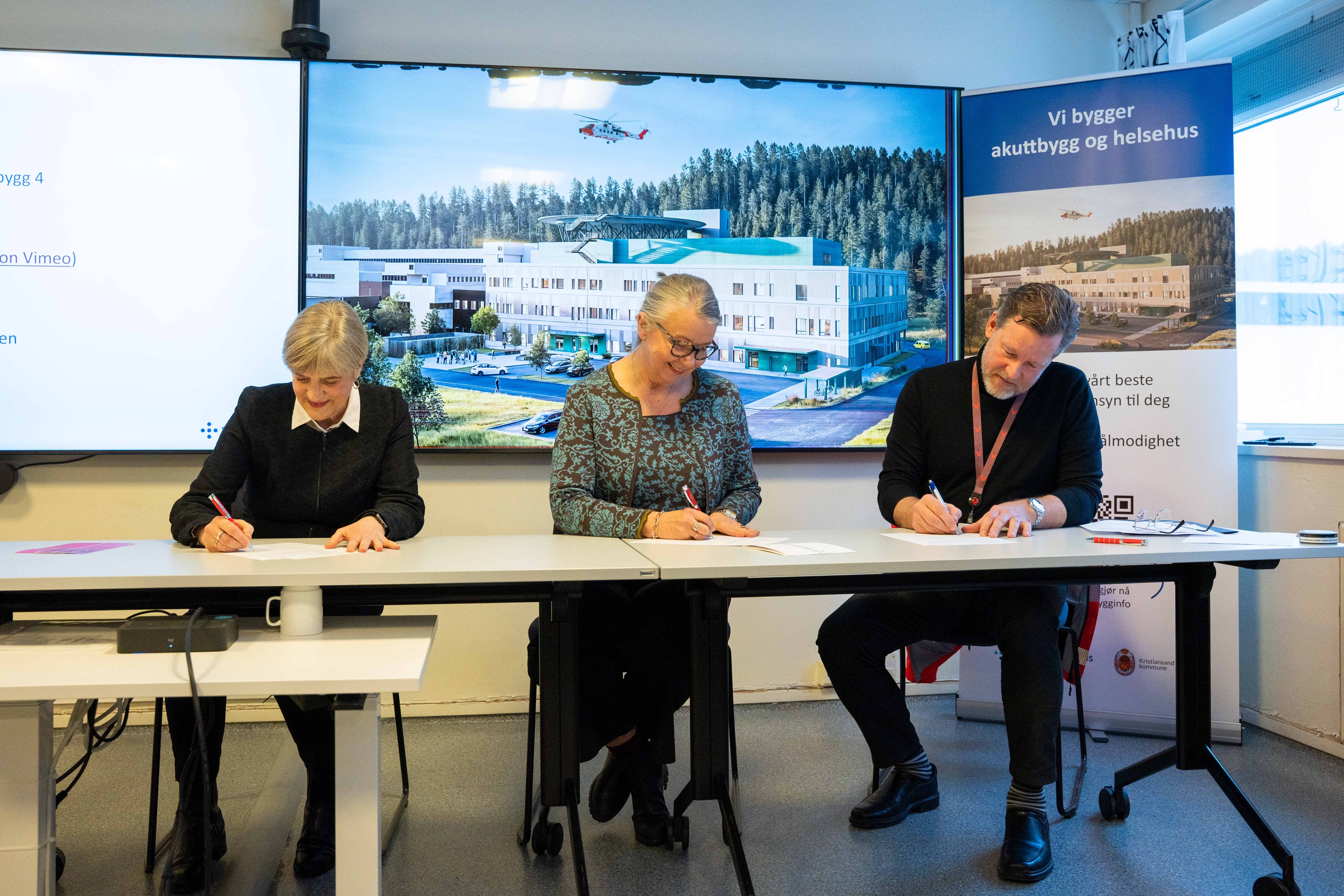 Bildet viser Kommunedirektør Camilla Dunsæd (t.v.), adm.dir. Nina Mevold og konsernsjef Jimmy Bengtsson signerte i dag avtalen om oppføring av akuttbygg og helsehus på Eg i Kristiansand. Bildet viser Kommunedirektør Camilla Dunsæd (t.v.), adm.dir. Nina Mevold og konsernsjef Jimmy Bengtsson signerte i dag avtalen om oppføring av akuttbygg og helsehus på Eg i Kristiansand.