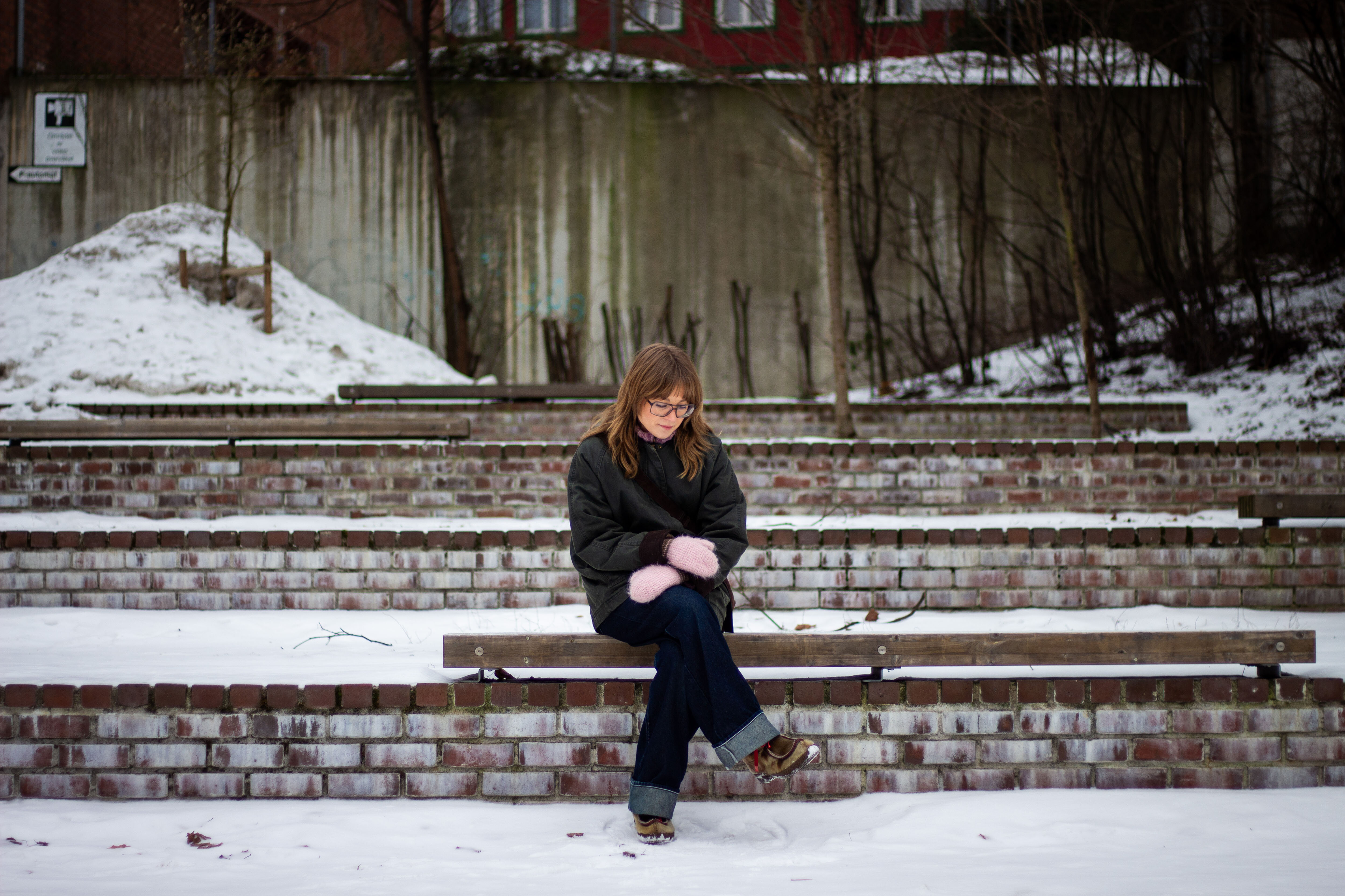 Bildet viser Sarah Vestrheim sittende på en benk.