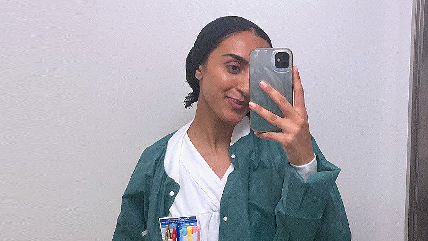 Bildet viser Samiyah Ahmad som tar en selfie i et speil