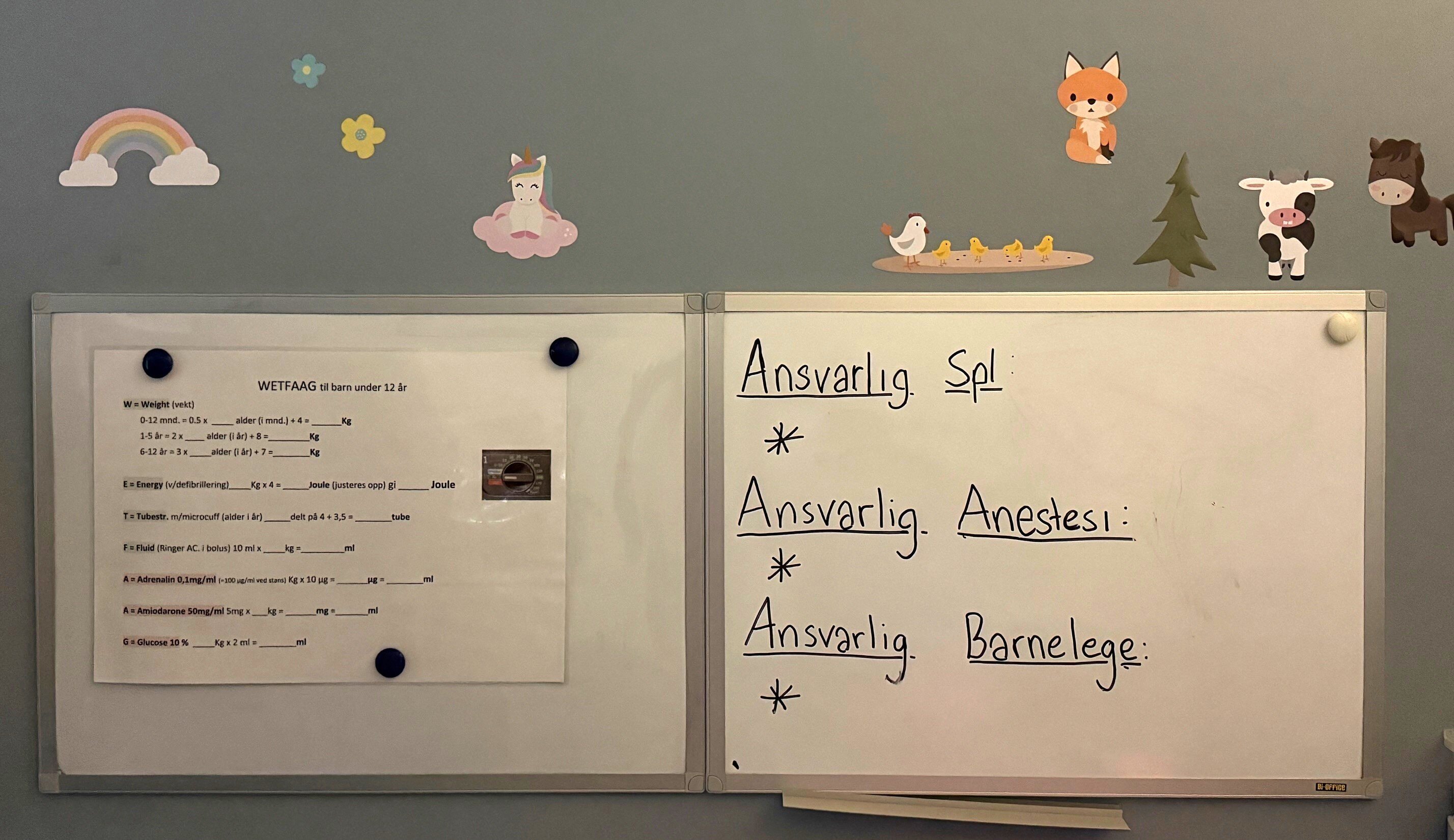 Bildet viser mottaksrommet inkludert veggfigurer for barn