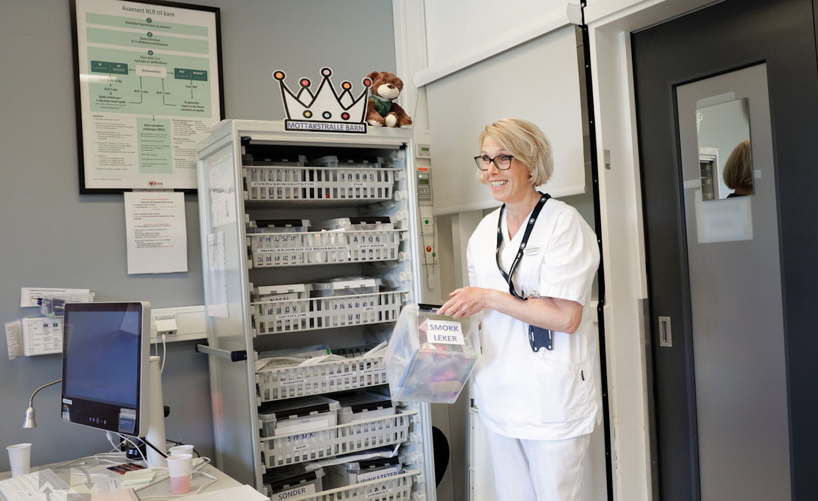 Bildet viser en sykepleier i et spesialtilpasset mottaksrom for kritisk syke barn ved Sykehuset Østfold