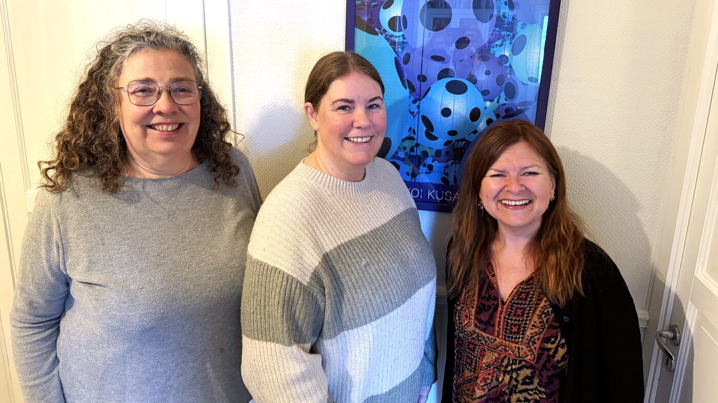 Førsteforfatter Linda Elin Meyer i midten flankert av medforfatterne Trine Oksholm til venstre og Ann-Kristin Fjørtoft til høyre. 