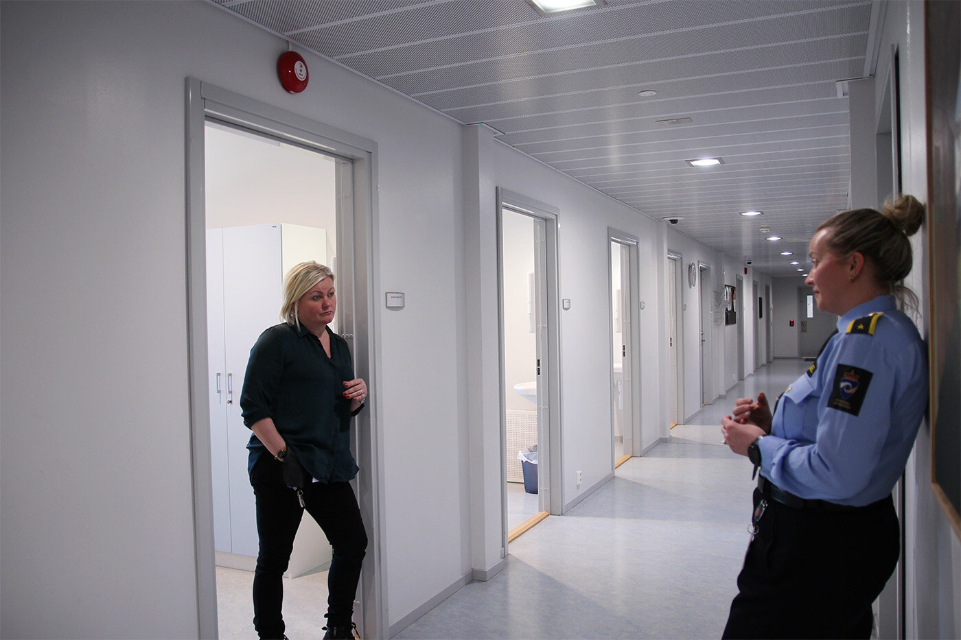 Bildet viser Terese og Hege i korridoren på helseavdelingen