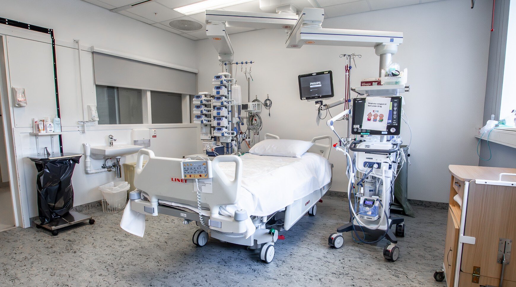 Bildet viser et eget pasientrom spesielt innredet for mottak av barn