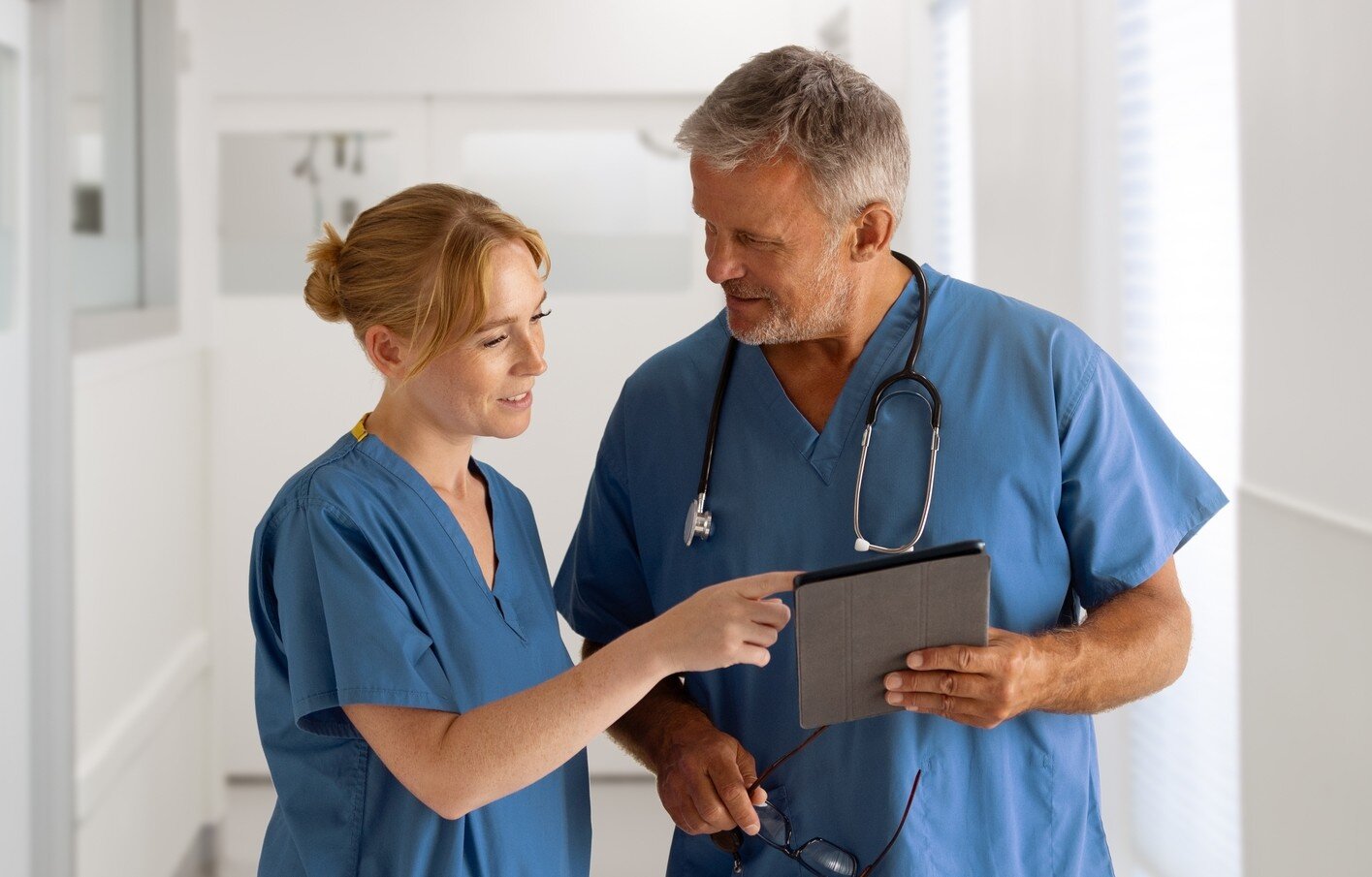 Bildet viser en praksisveileder i samtale med en sykepleierstudent i praksis