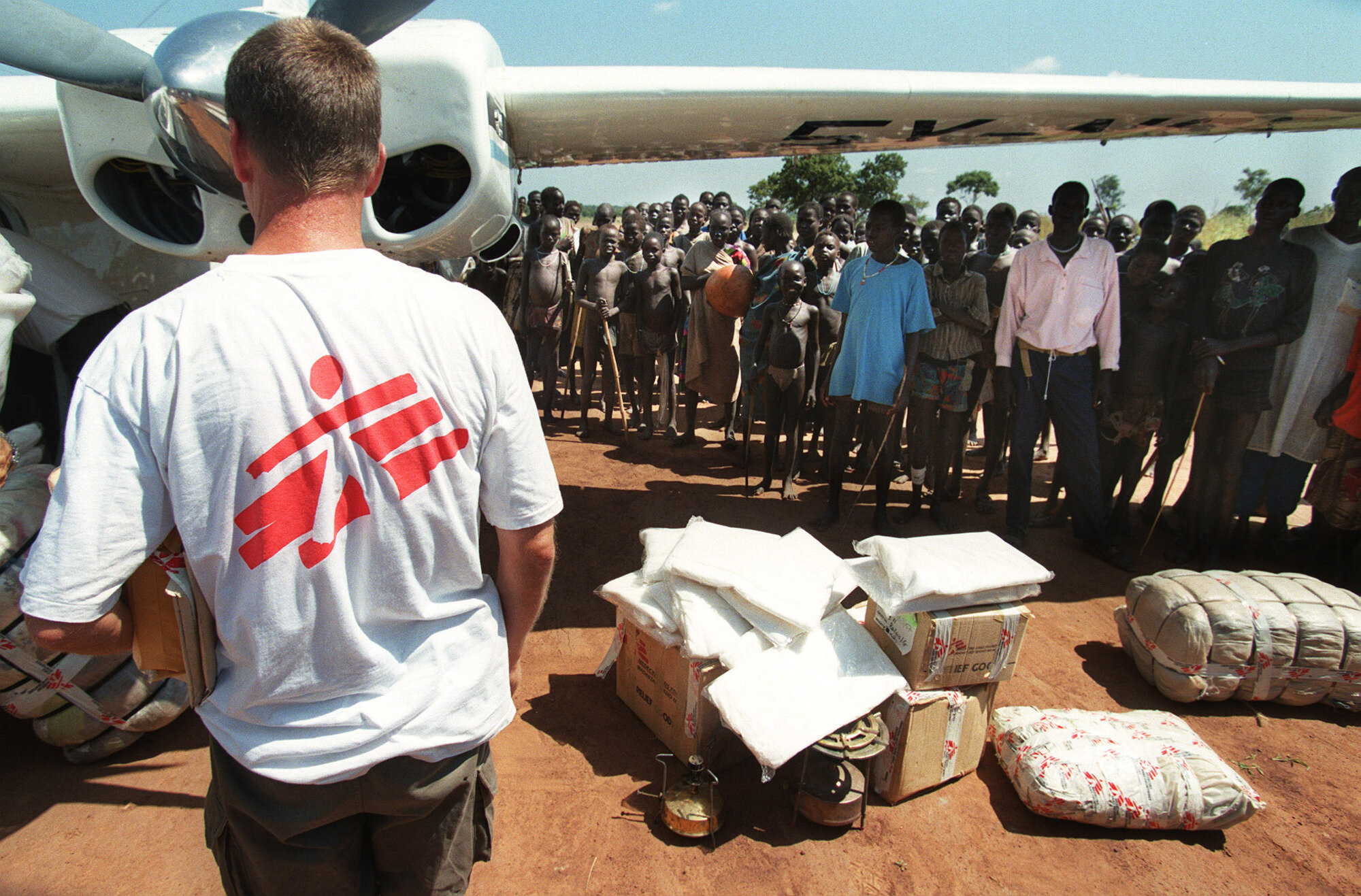Bildet viser MSFs karakteristiske hvite t-skjorter m&oslash;ter deg overalt i det sulterammede S&oslash;r-Sudan, der organisasjonen gjennomf&oslash;rer sin st&oslash;rste hjelpeoperasjon noensinne.