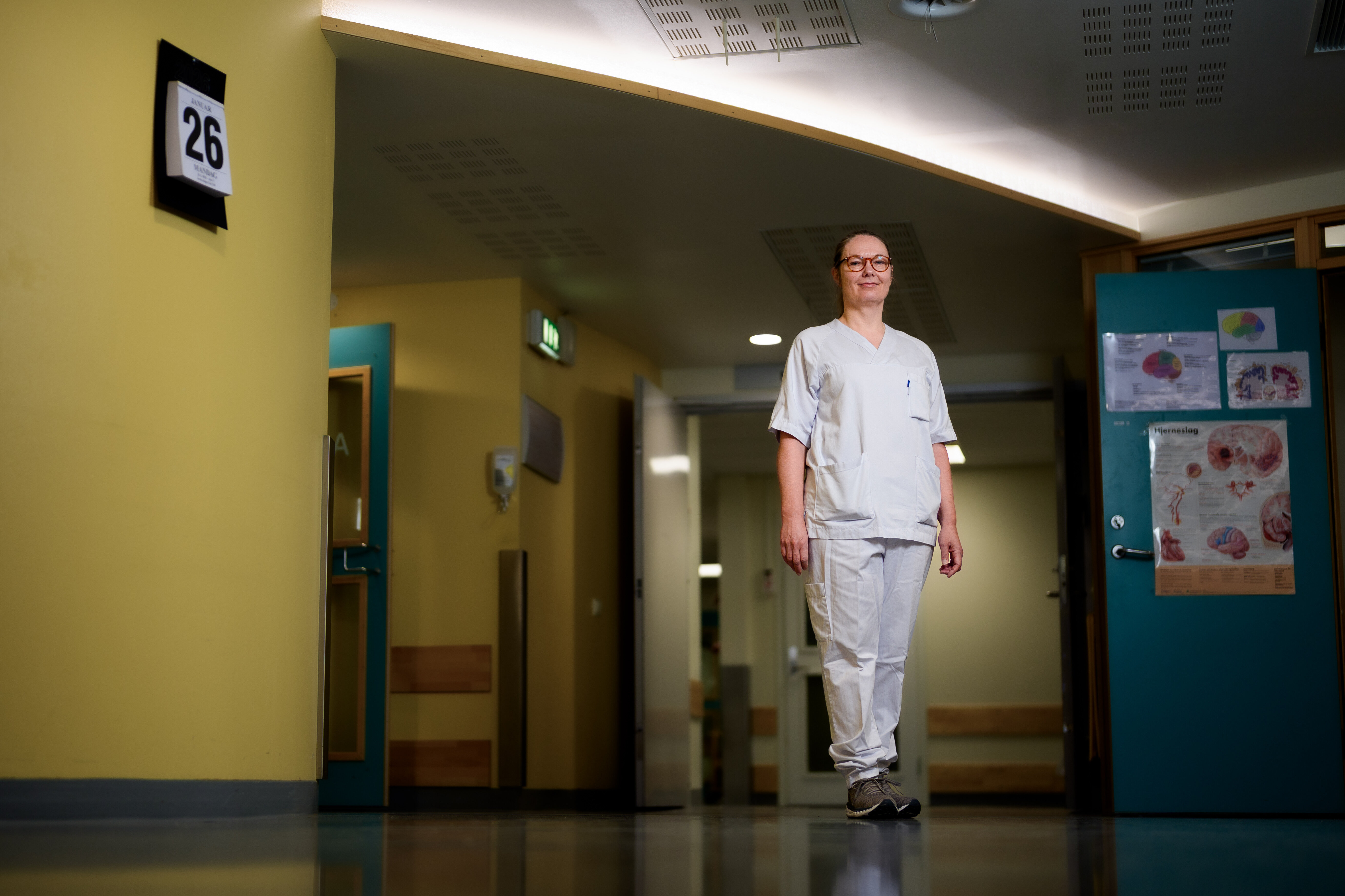 Bildet viser Lise Tuset Gustad i en sykehuskorridor.