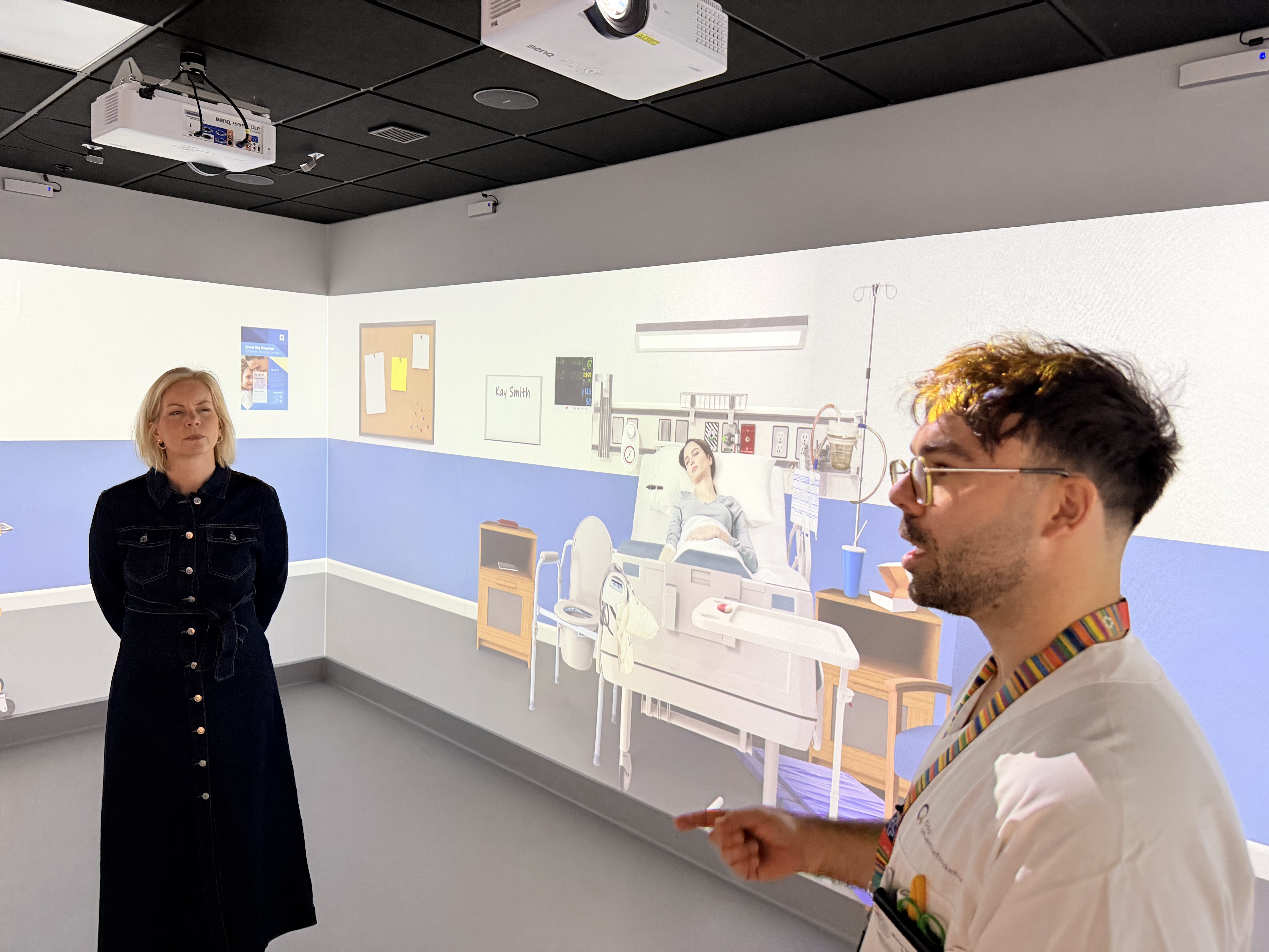 bilde av sigrun aasland og Marko Stojiljkovic på oslomets simulatorrom