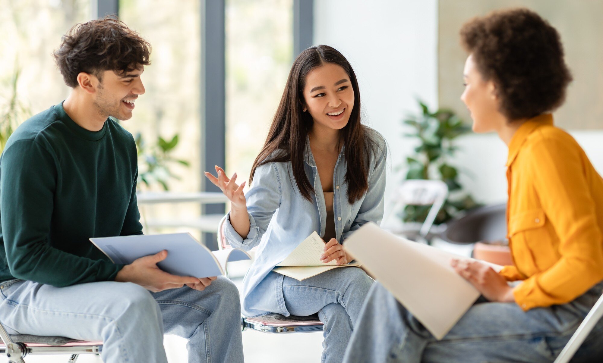 Bildet viser tre sykepleierstudenter som forbereder seg til debattseminar