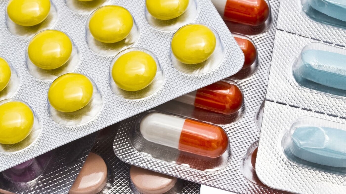 Bildet viser brett med piller i ulike farger.