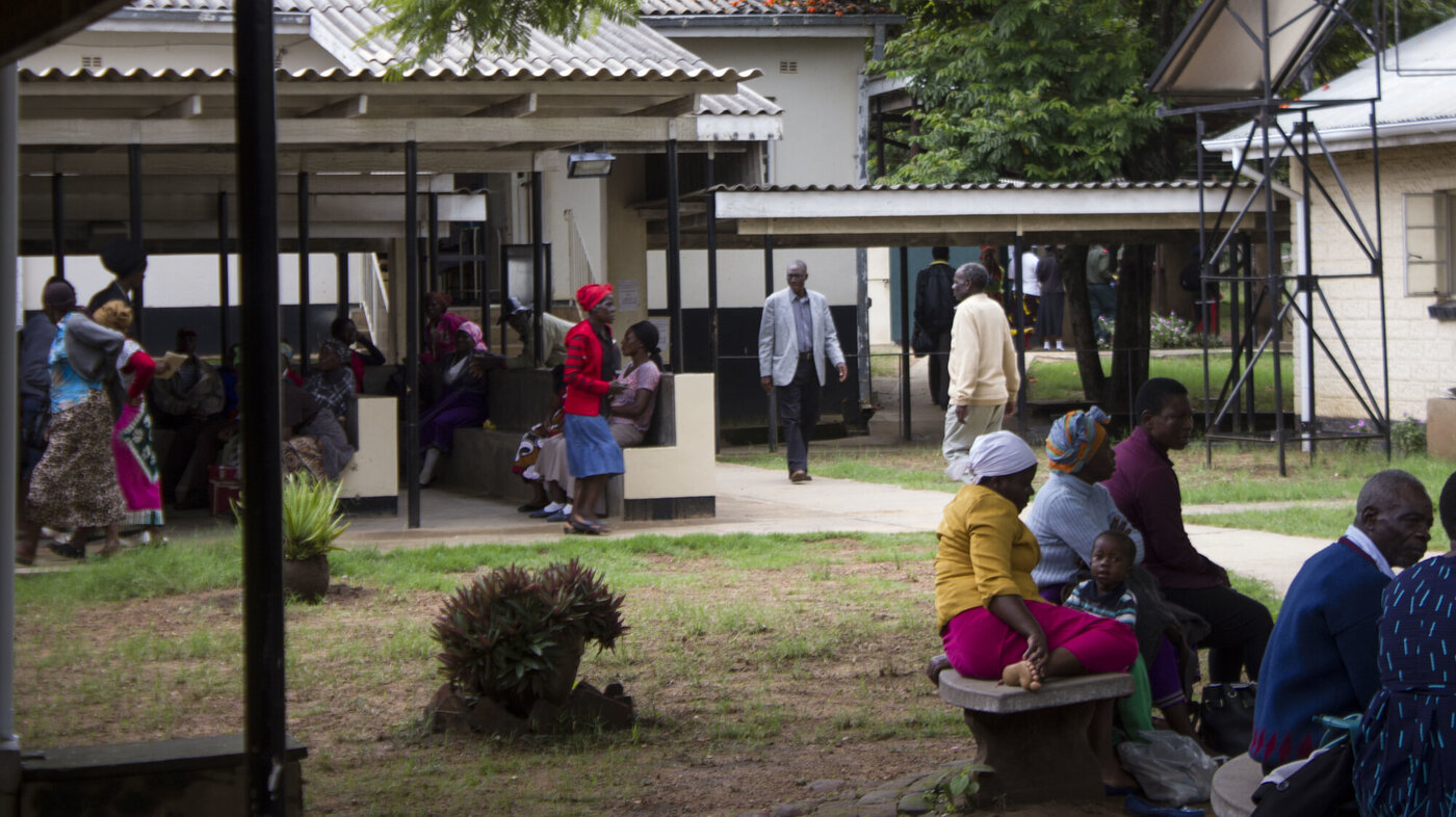 Bildet viser venteområdet utenfor Karanda sykehus, Zimbabwe
