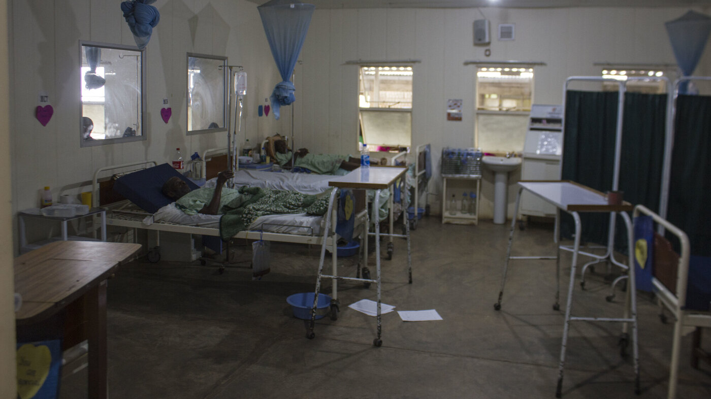 Karanda sykehus, Zimbawe Bildet viser pasienter på manneavdelingen på Karanda sykehus, Zimbabwe