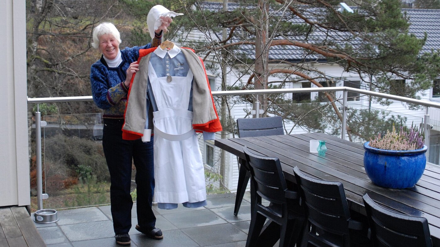 Bildet viser Anne-Ma Algaard som holder opp sin Haukelands-uniform.