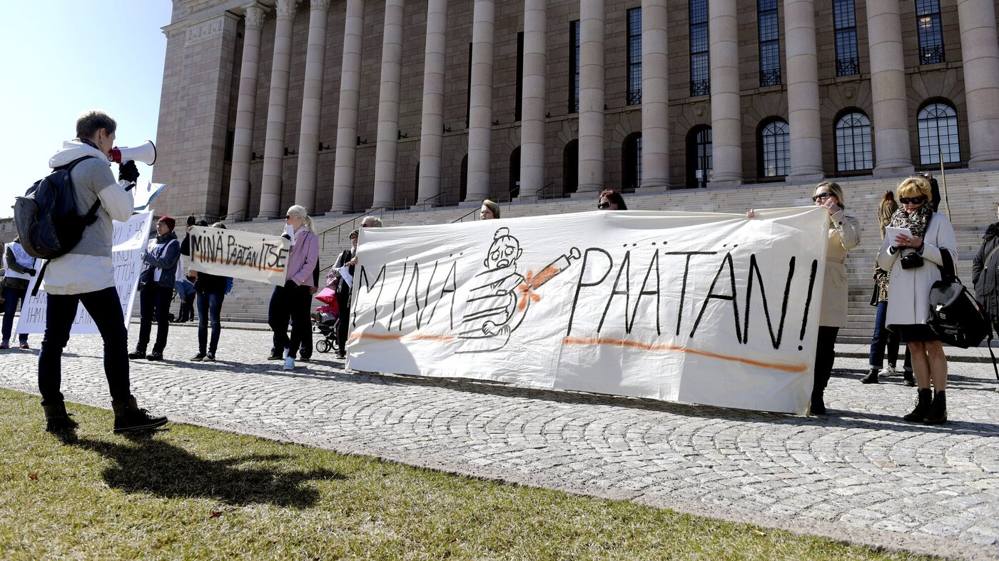 Bildet viser demonstranter utenfor Finlands parlament.