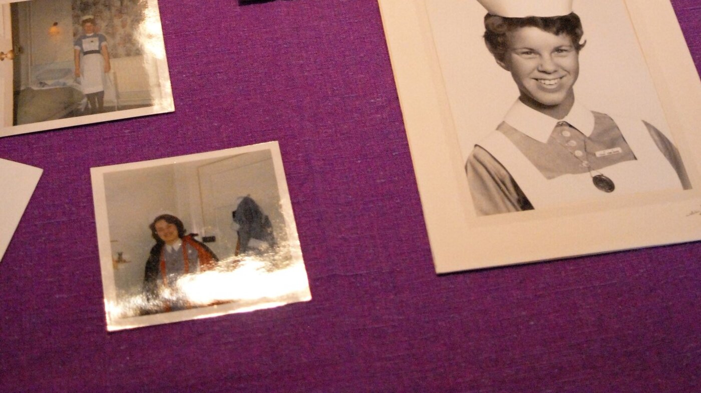 Bildet viser bilder og dokumenter knyttet til sykepleier Anne-Ma Algaards yrkesliv.