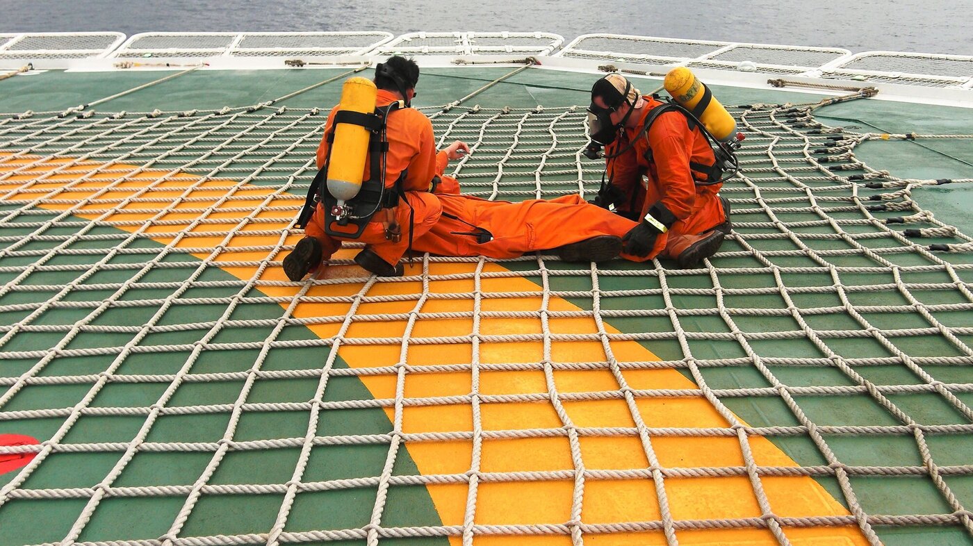 Bildet viser offshoreansatte som øver på redningsprosedyrer.