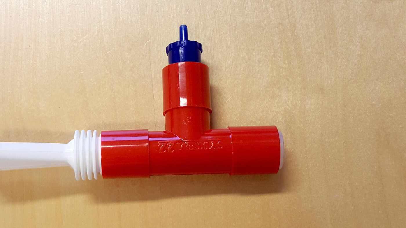 Bildet viser en PEP-fløyte, som er et hjelpemiddel for å forebygge lungekomplikasjoner, postoperativt.