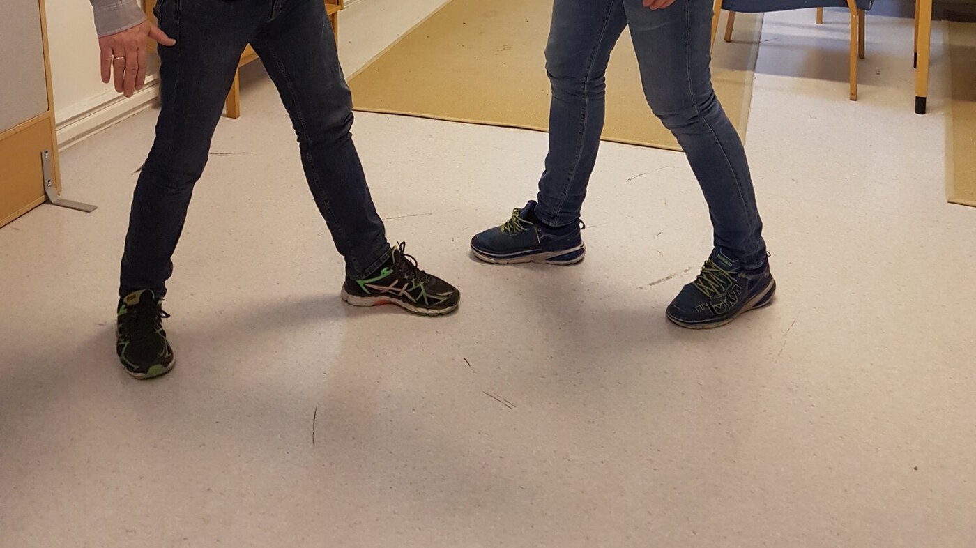 Bilde av to menn i rollespill. Den ene spiller behandler mens den andre spiller pasient. Behandleren forsøker å avverge vold. Bilde av to menn i rollespill. Den ene spiller behandler mens den andre spiller pasient. Behandleren forsøker å avverge vold.