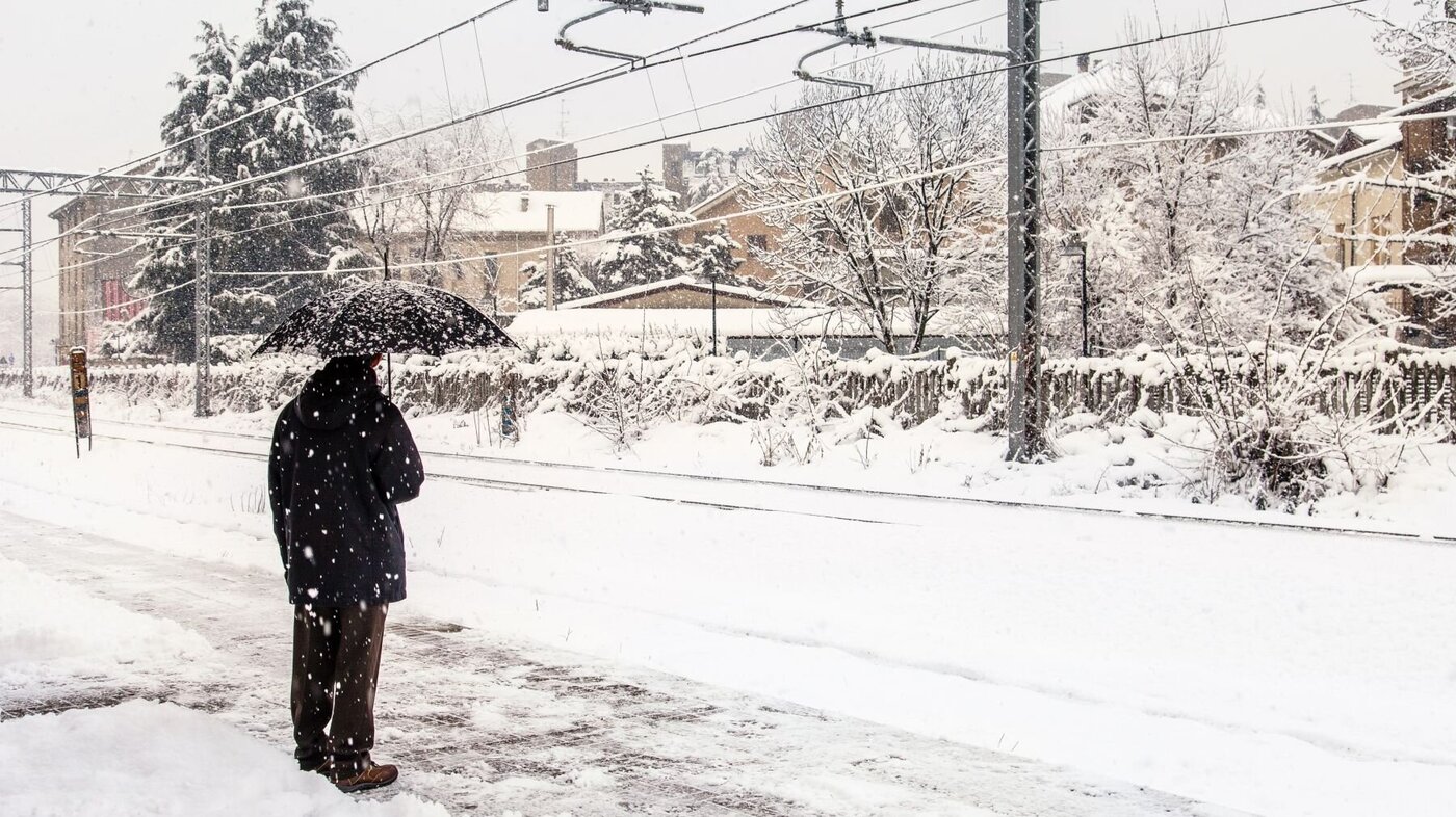 Bildet viser en mann på snødekt perrong i Oslo